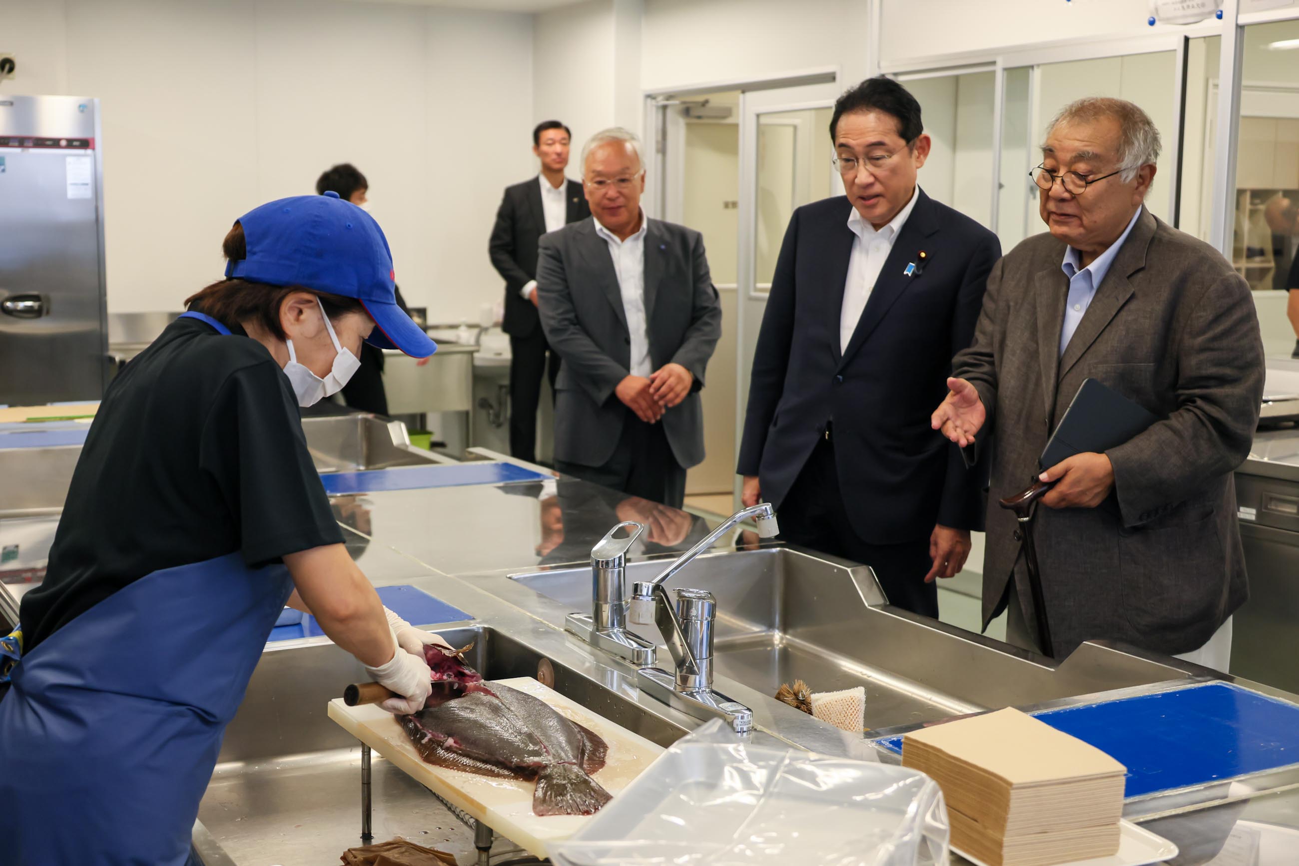 小名浜魚市場を視察する岸田総理２