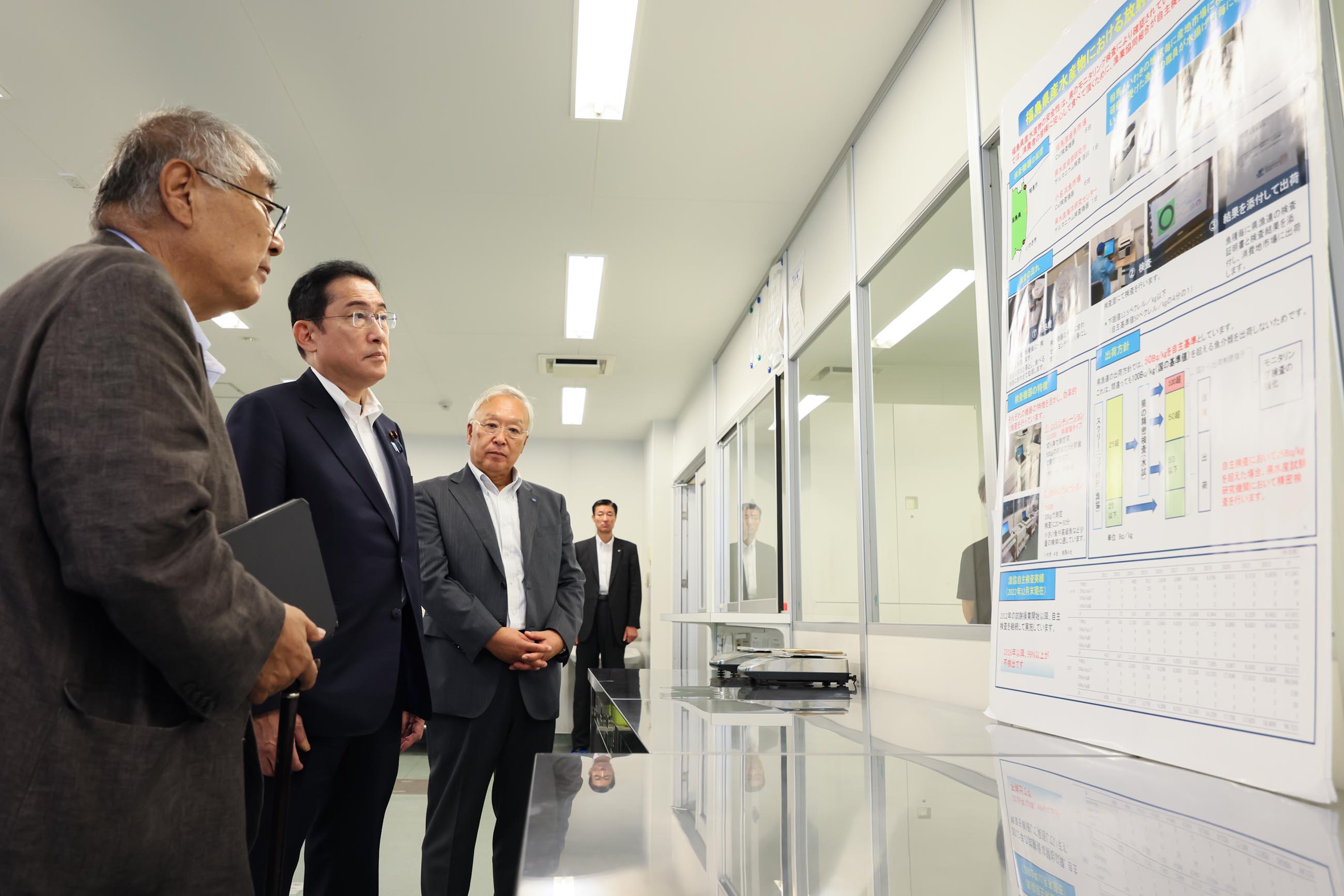 小名浜魚市場を視察する岸田総理４