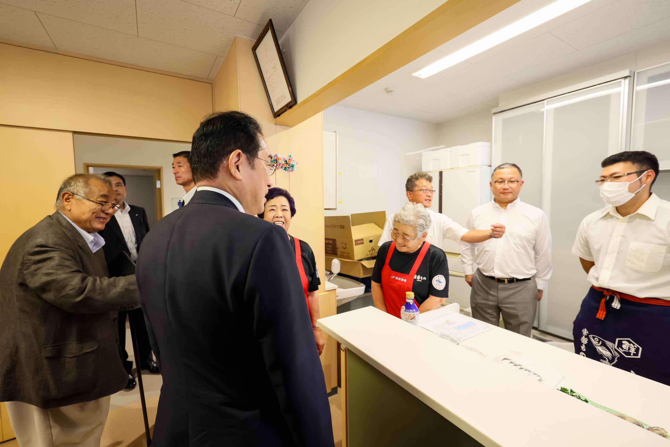 小名浜魚市場を視察する岸田総理１０