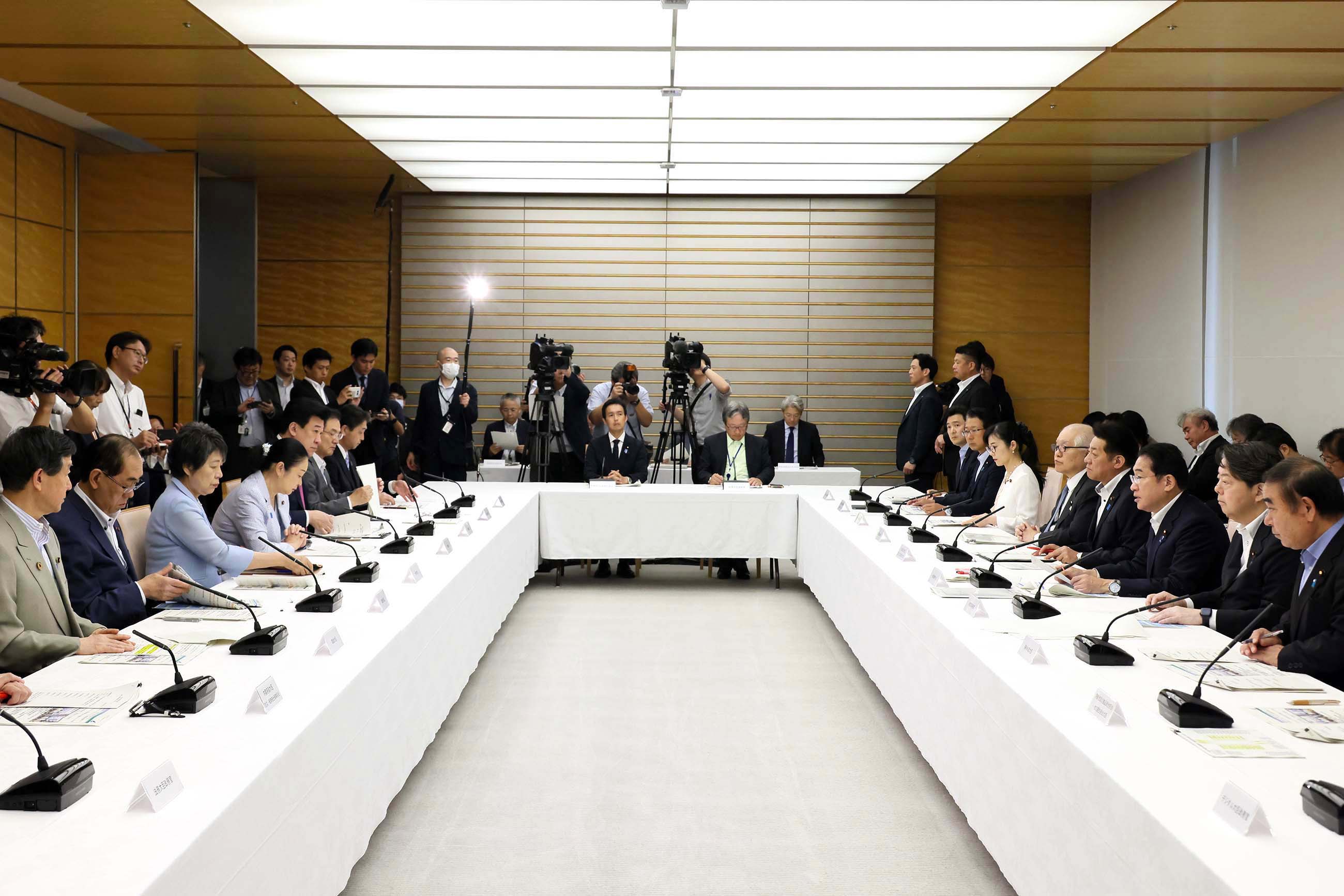 発言する岸田総理２
