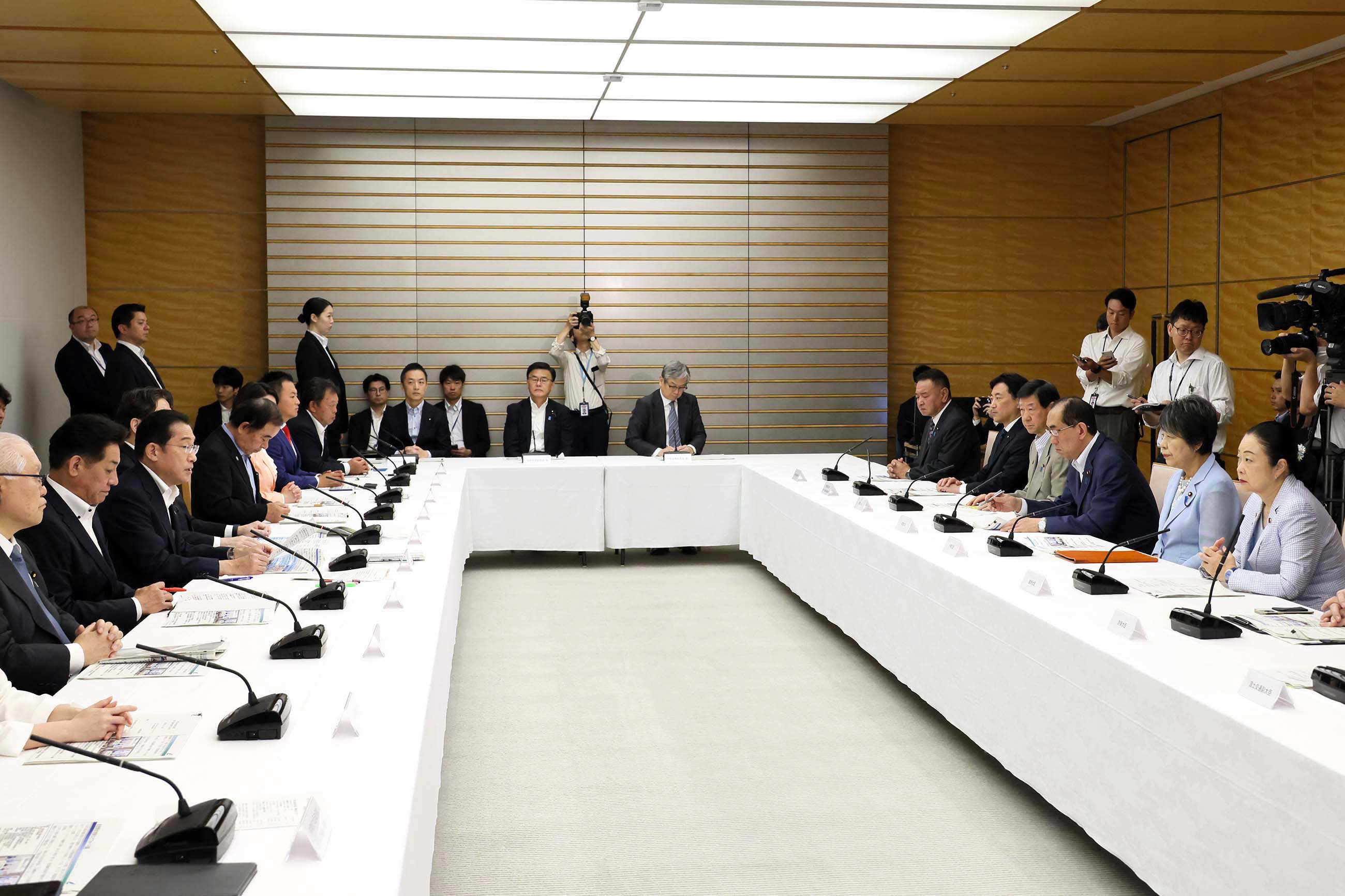 発言する岸田総理３