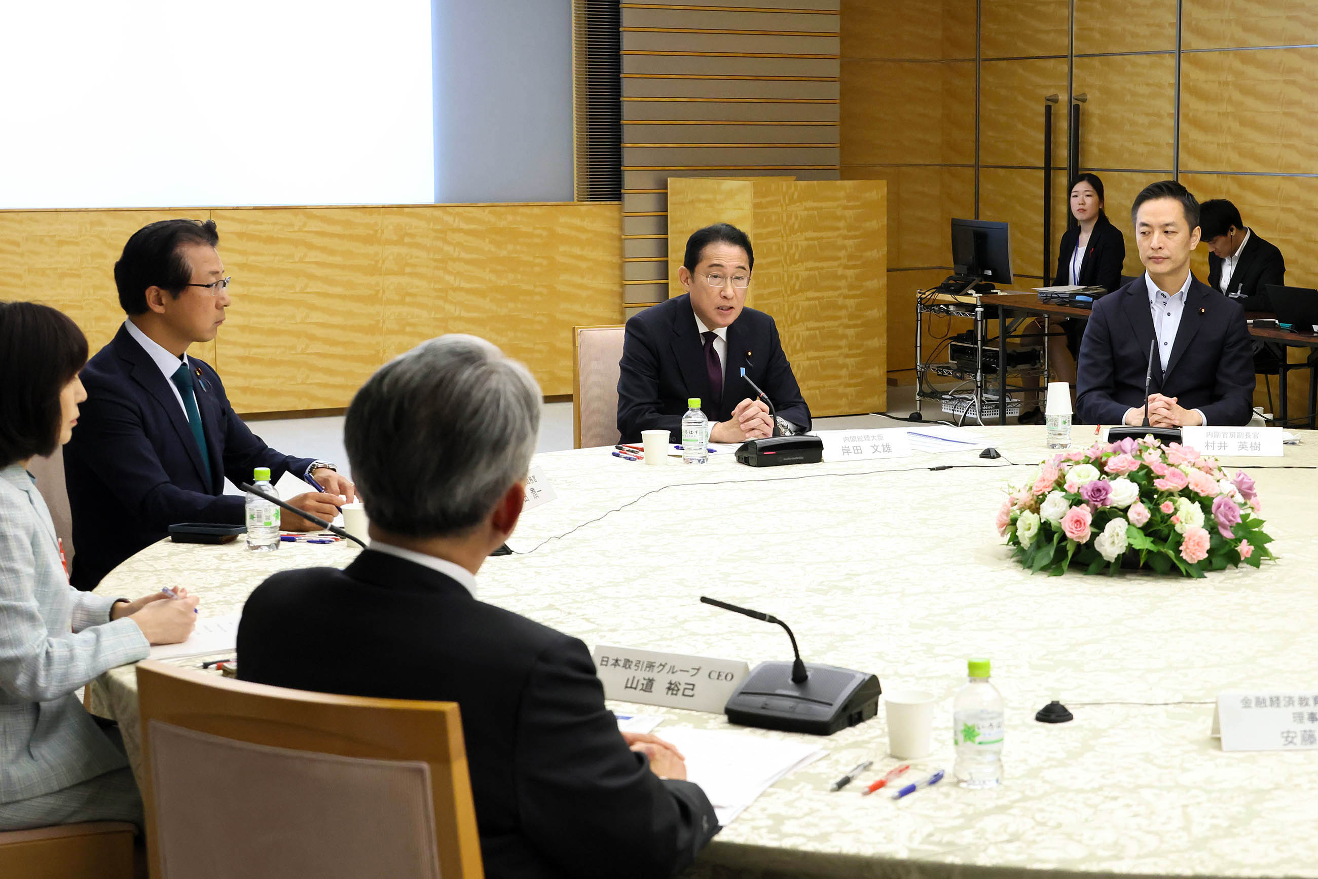 発言する岸田総理３
