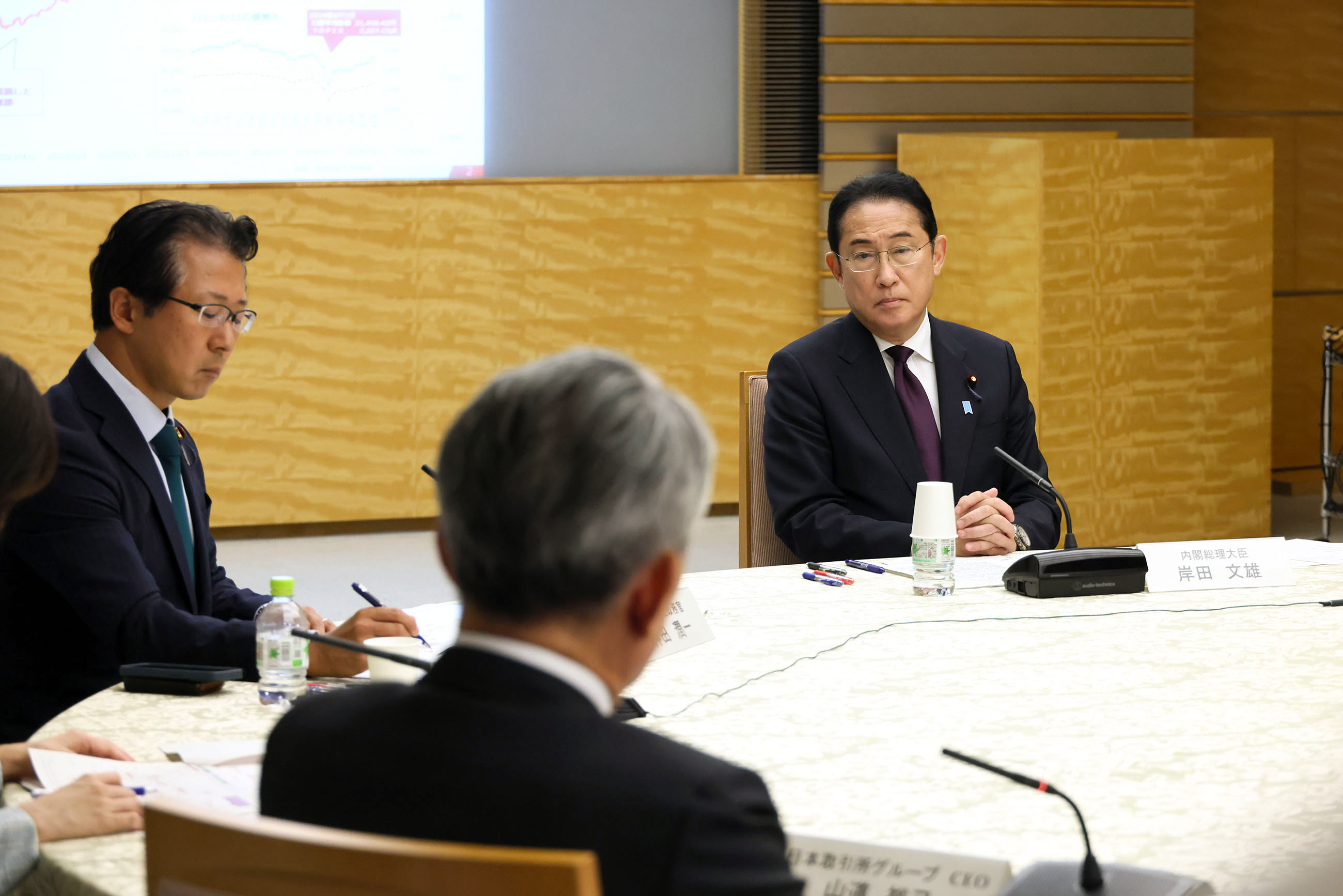 参加者の発言を聞く岸田総理１