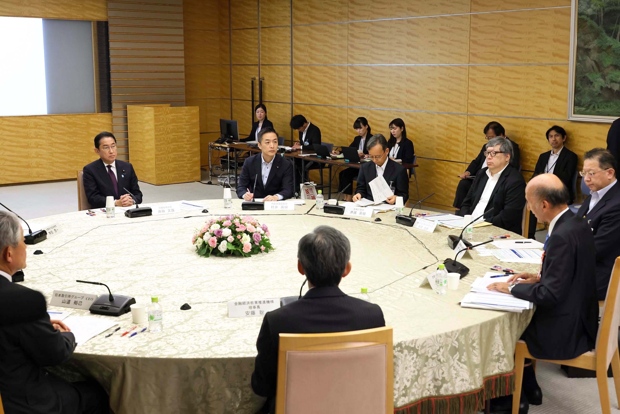 参加者の発言を聞く岸田総理２