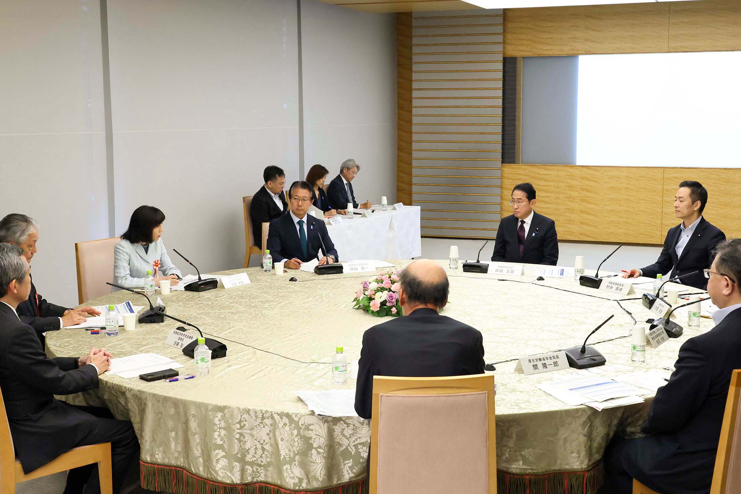 参加者の発言を聞く岸田総理３