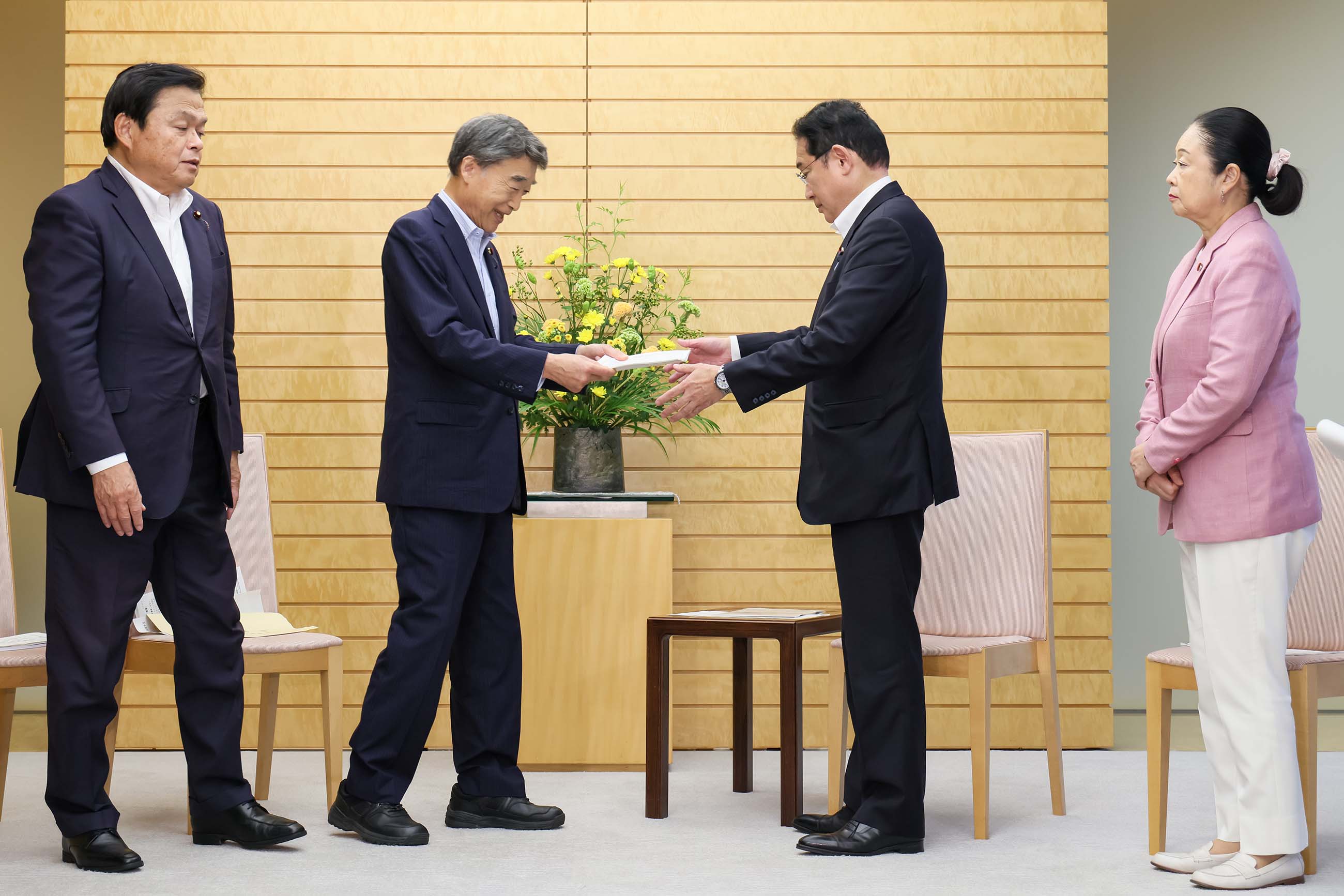 提言を受け取る岸田総理２