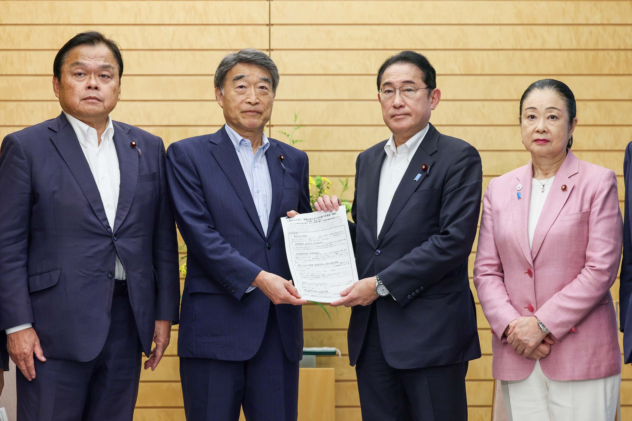 提言を受け取る岸田総理３