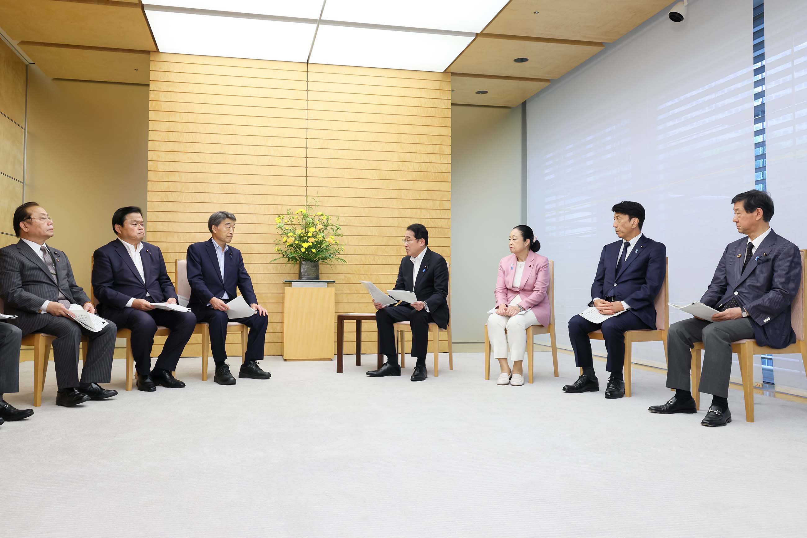 提言を受け取る岸田総理４