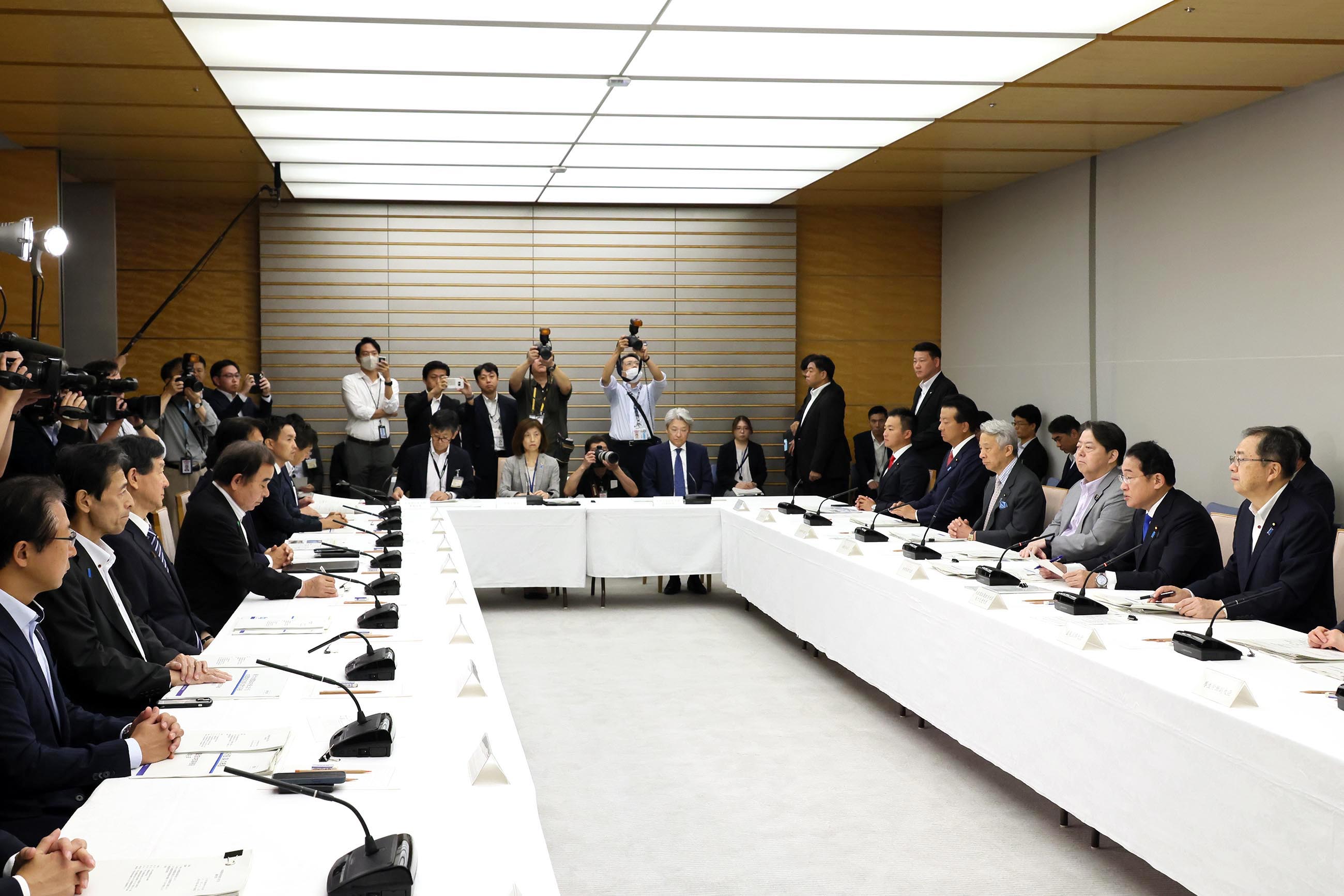 会議のまとめを行う岸田総理３