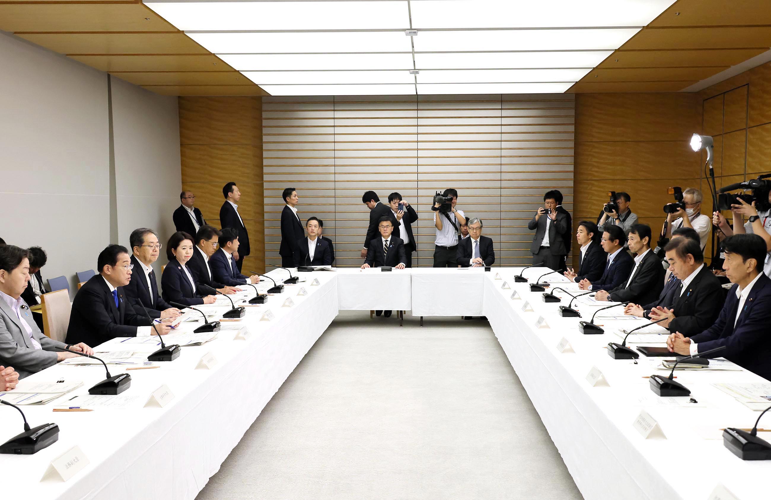 会議のまとめを行う岸田総理５