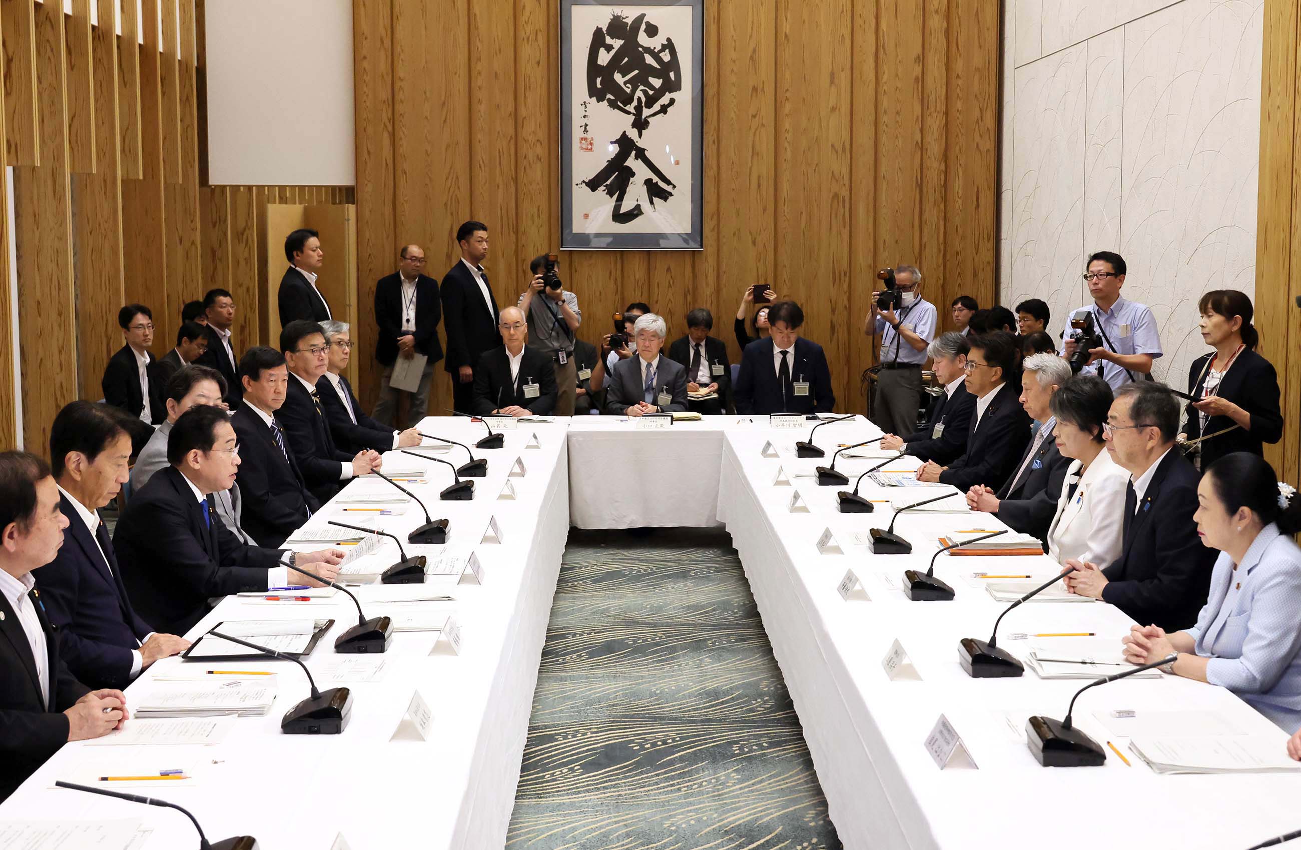 会議のまとめを行う岸田総理４
