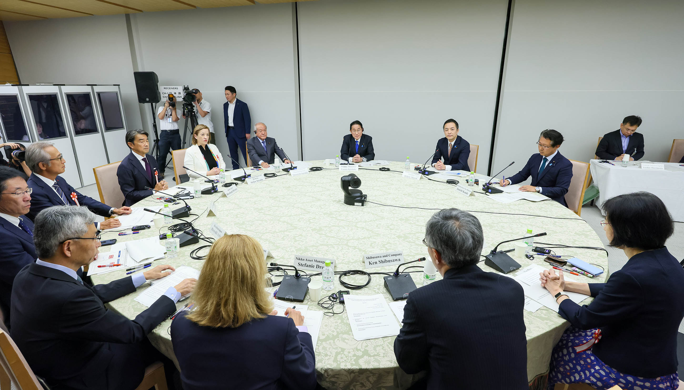 参加者の話を聞く岸田総理１