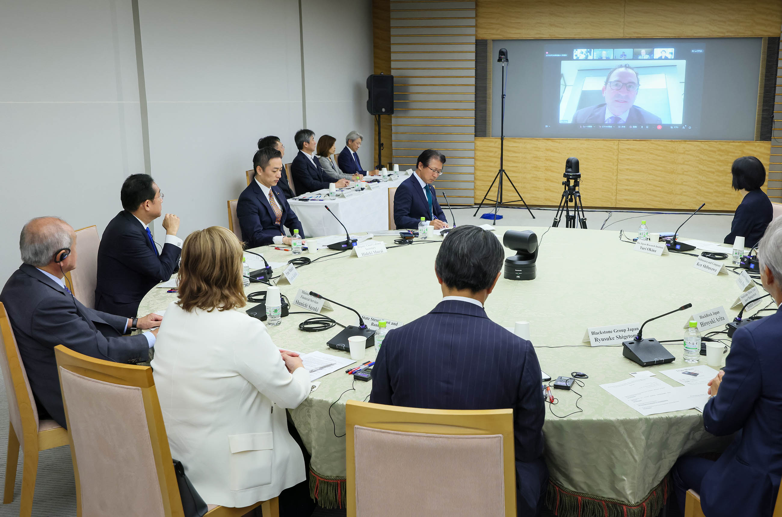 参加者の話を聞く岸田総理３