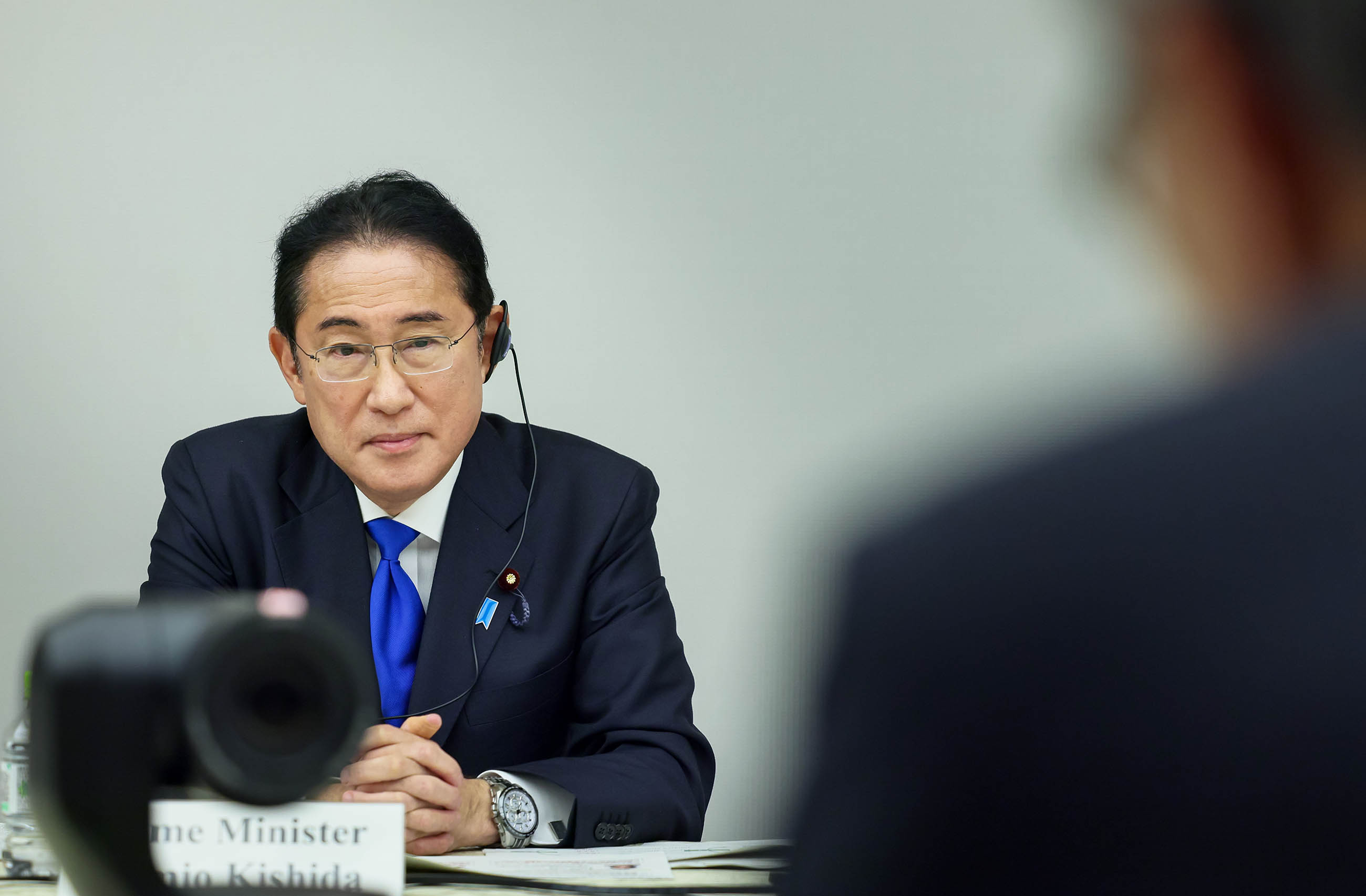 参加者の話を聞く岸田総理４