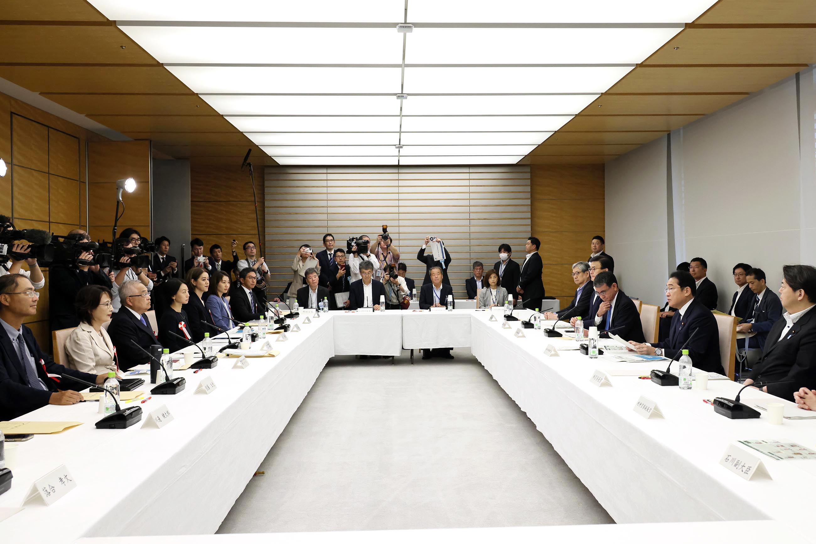 会議のまとめを行う岸田総理３
