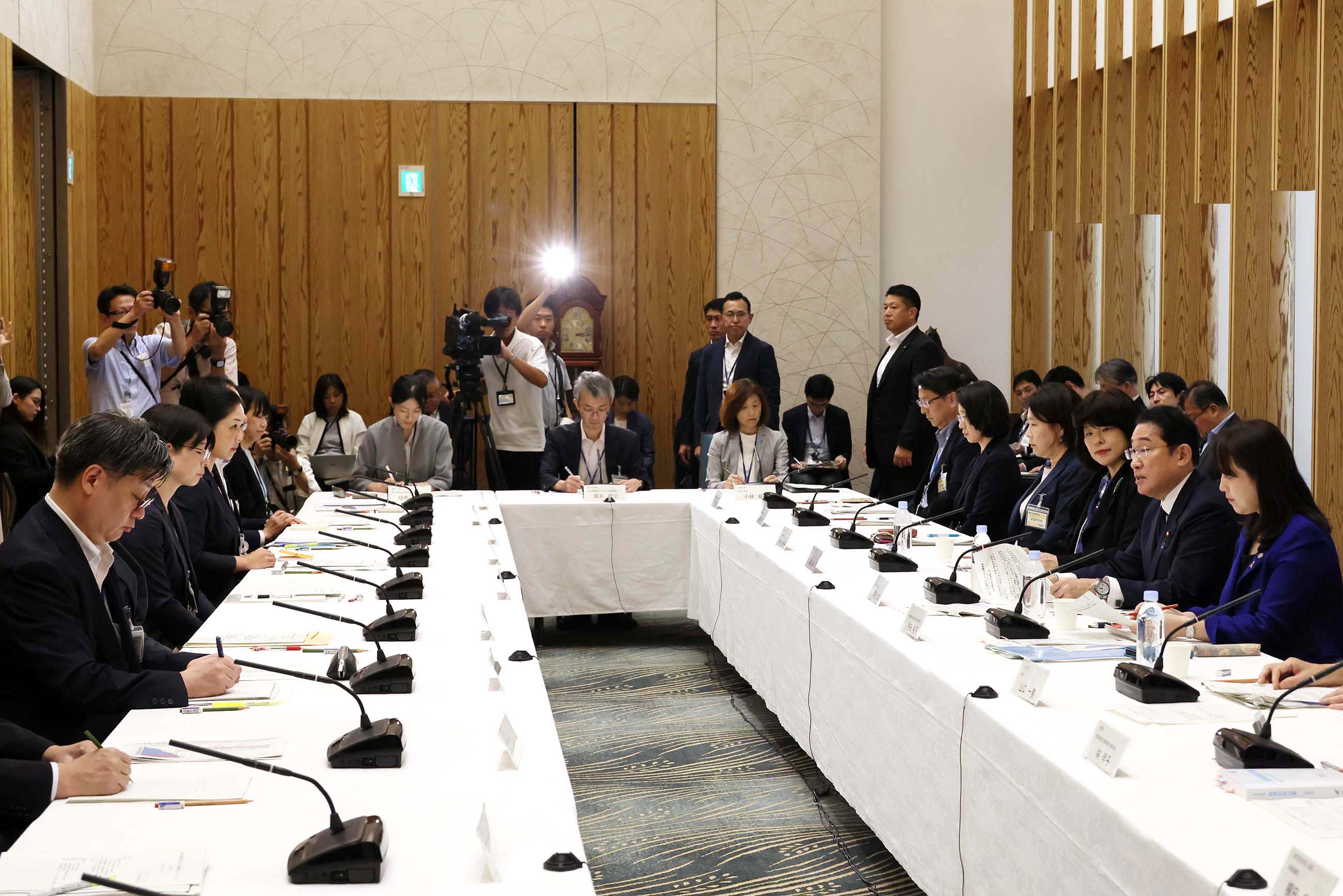 会議のまとめを行う岸田総理３