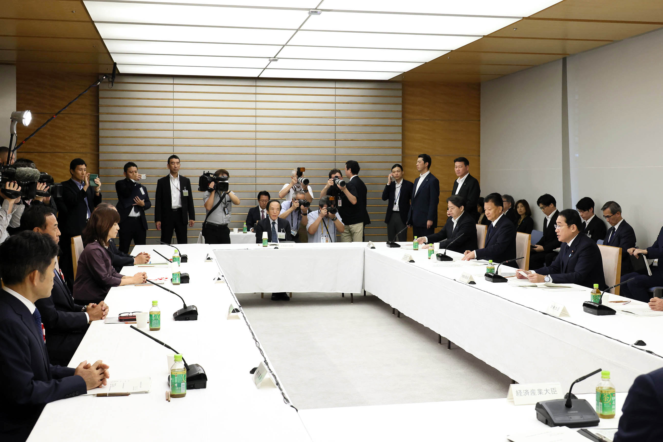 会議のまとめを行う岸田総理２
