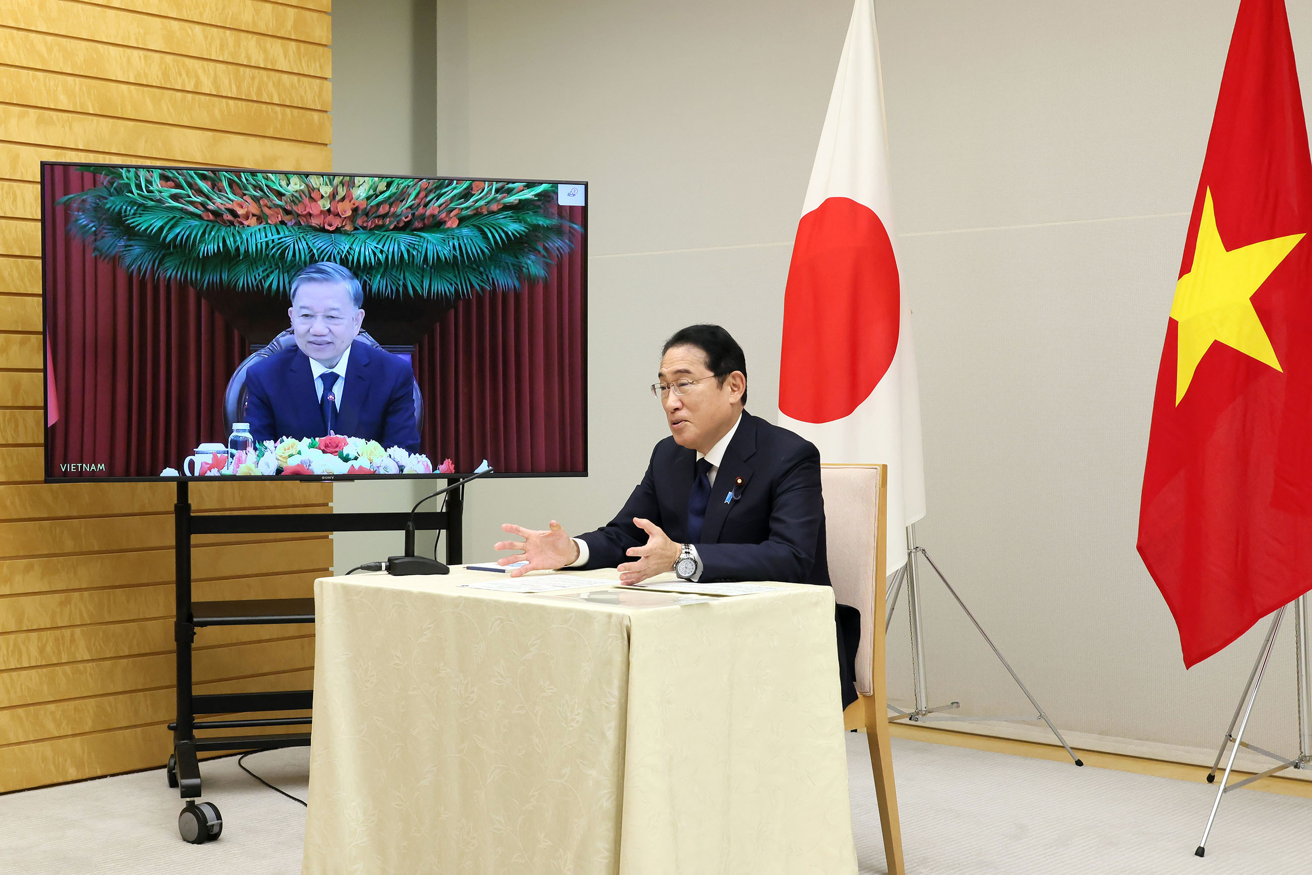 トー・ラム・ベトナム共産党中央委員会書記長兼国家主席とテレビ会談を行う岸田総理１