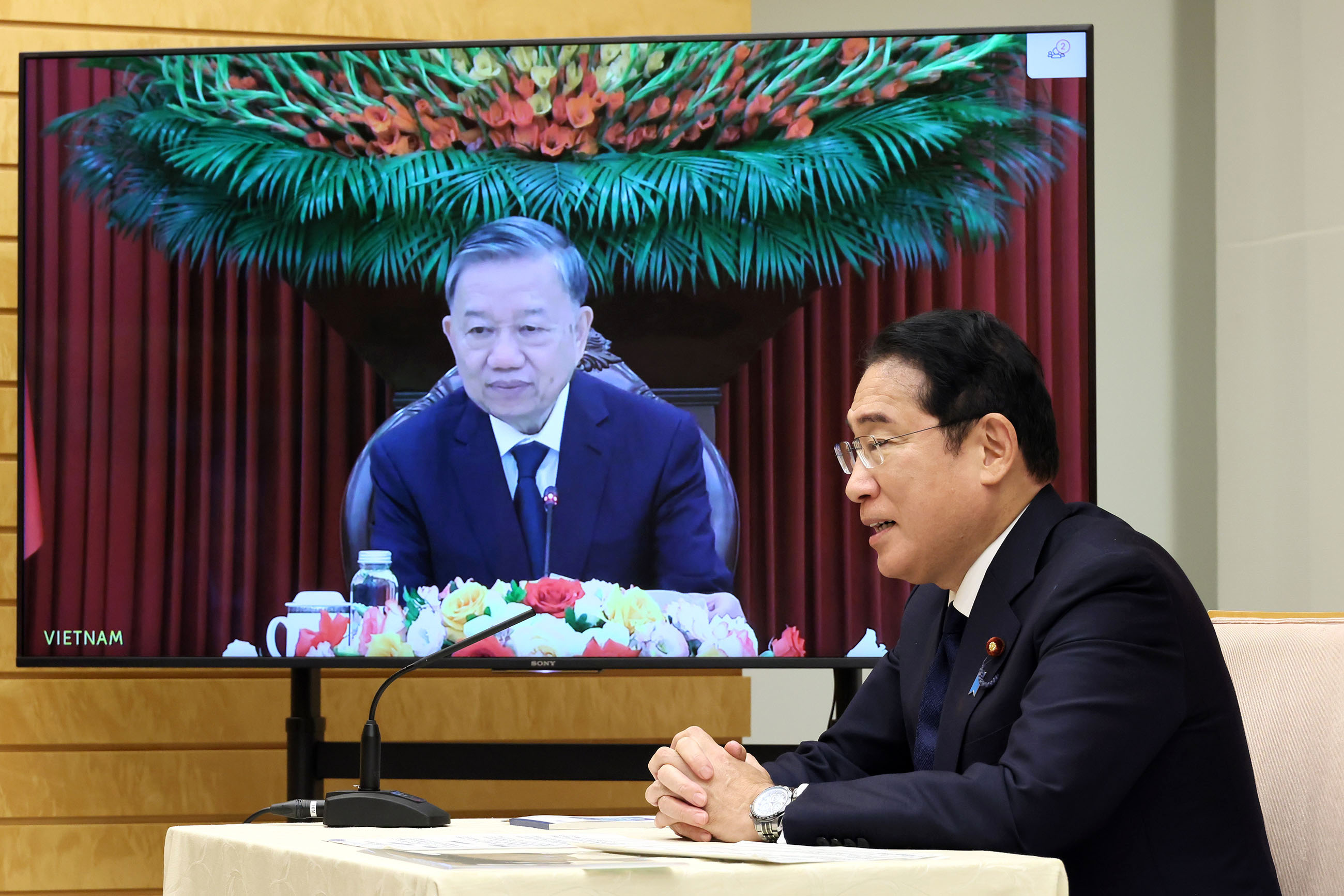 トー・ラム・ベトナム共産党中央委員会書記長兼国家主席とテレビ会談を行う岸田総理２