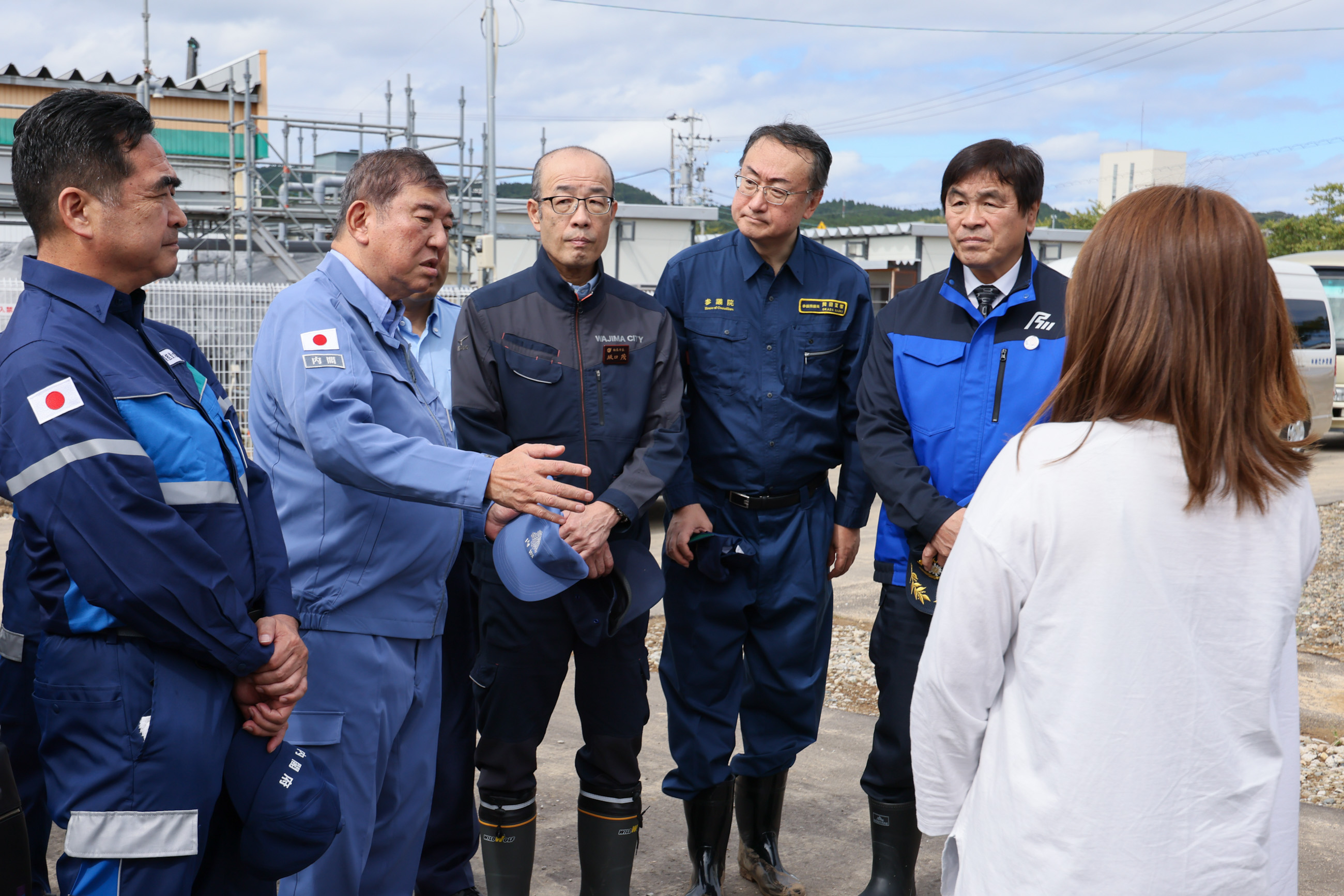 宅田町の仮設住宅浸水現場を訪問する石破総理１