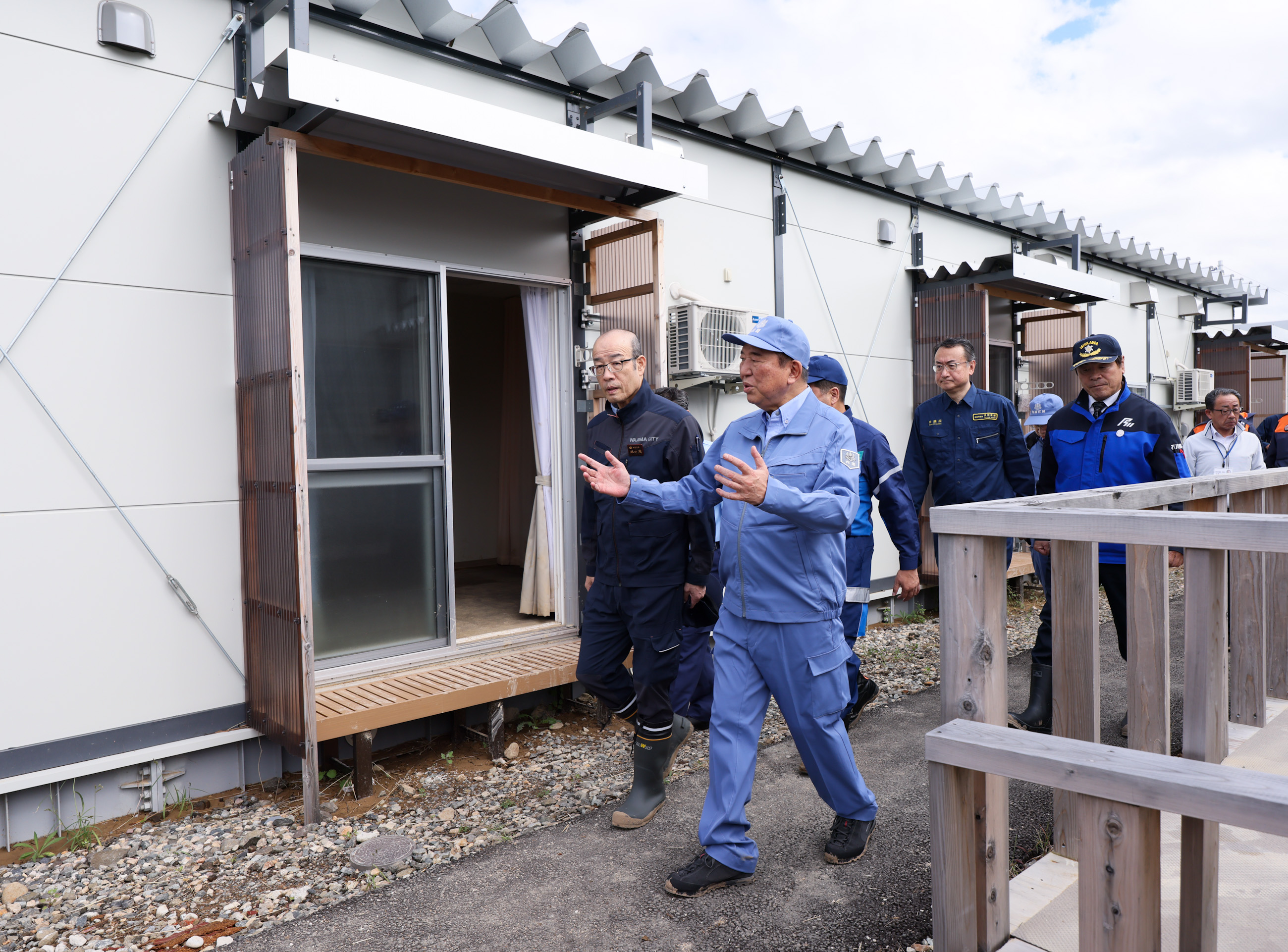 宅田町の仮設住宅浸水現場を訪問する石破総理２