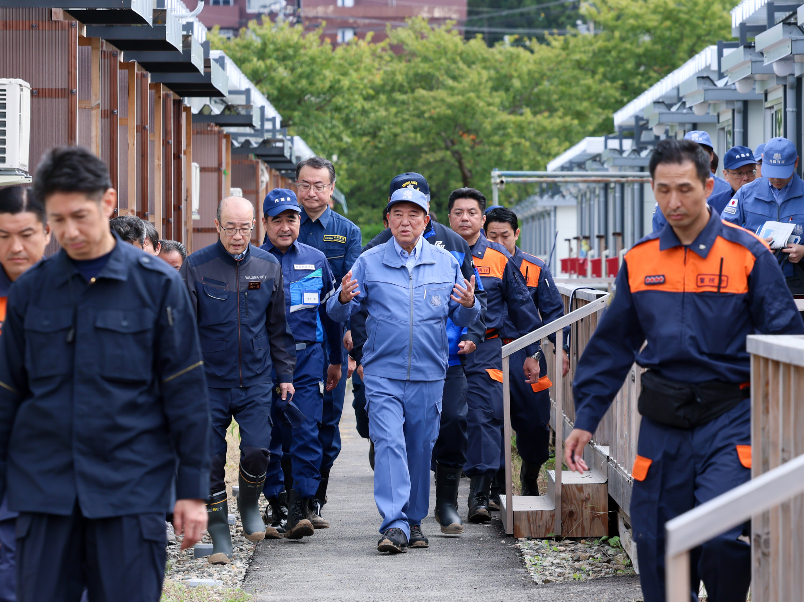 宅田町の仮設住宅浸水現場を訪問する石破総理３