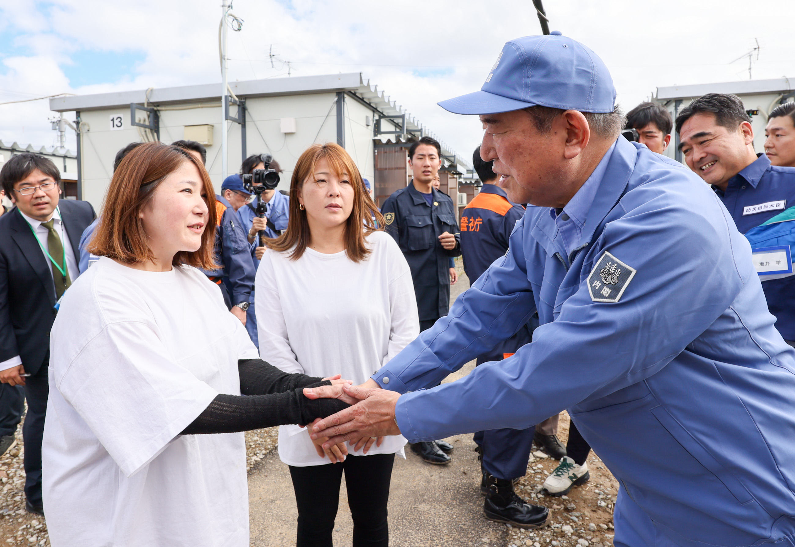 宅田町の仮設住宅浸水現場を訪問する石破総理４