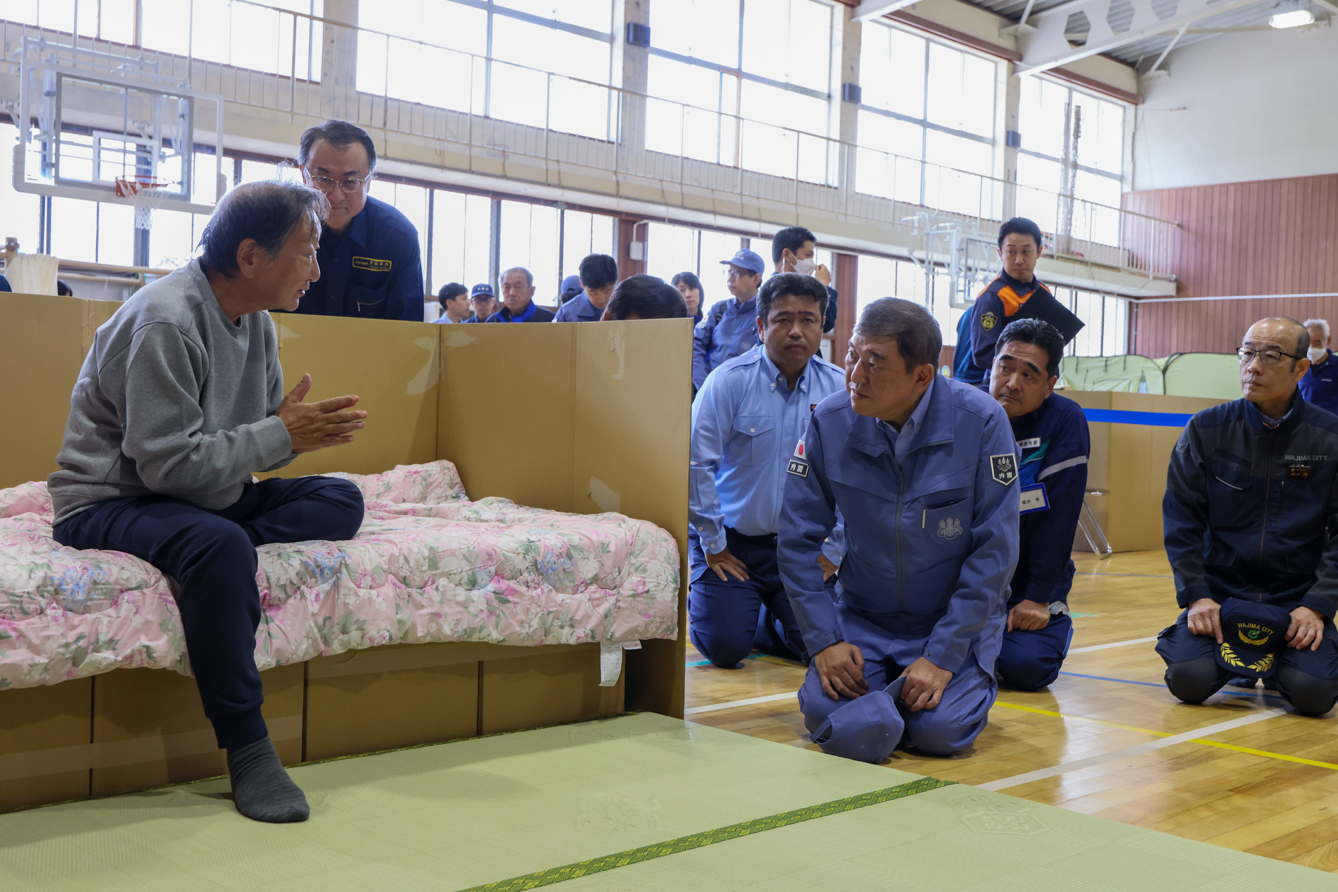 鳳至小学校の避難所を訪問する石破総理２