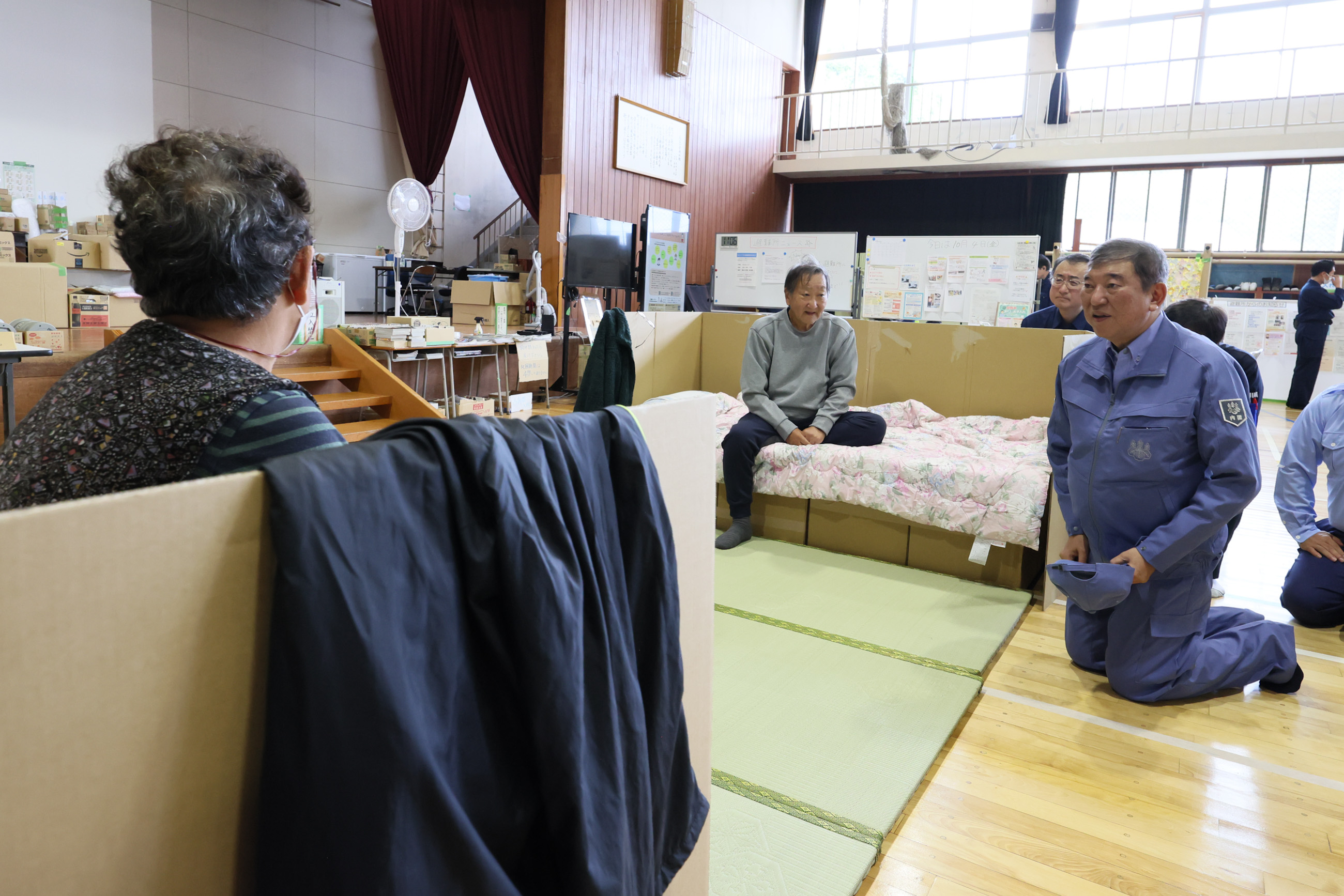 鳳至小学校の避難所を訪問する石破総理１