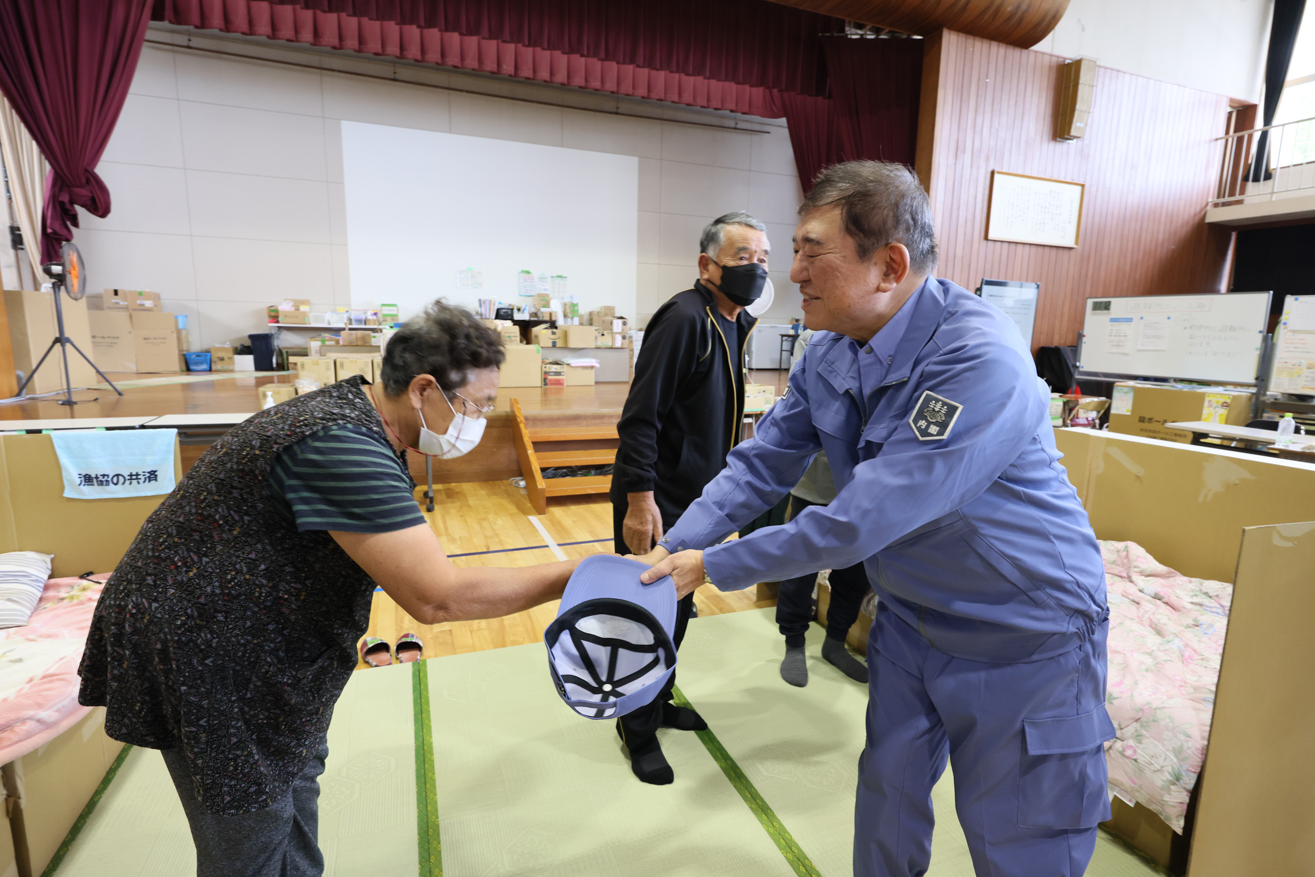 鳳至小学校の避難所を訪問する石破総理４