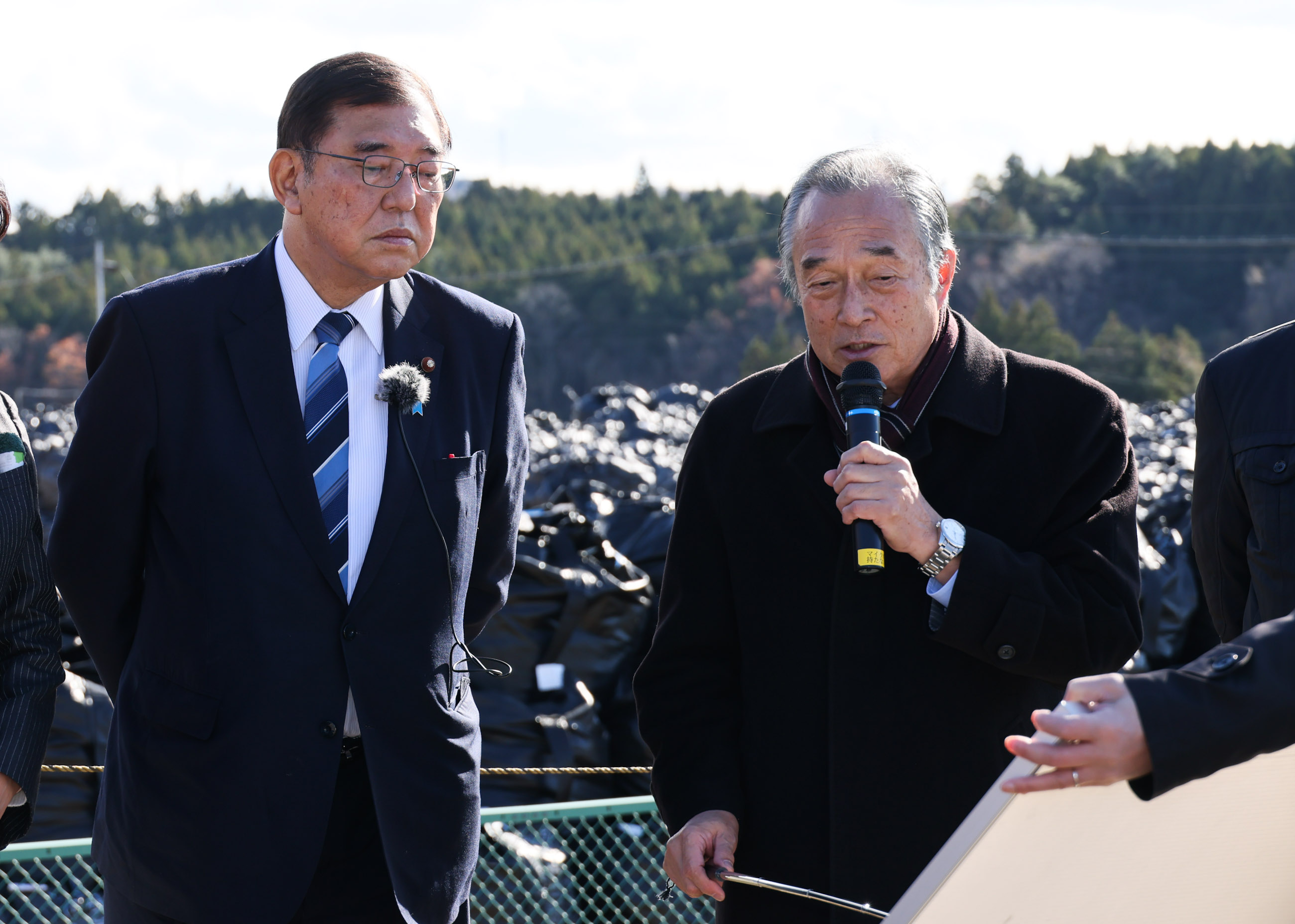 双葉町の除去土壌仮置き場を視察する石破総理１