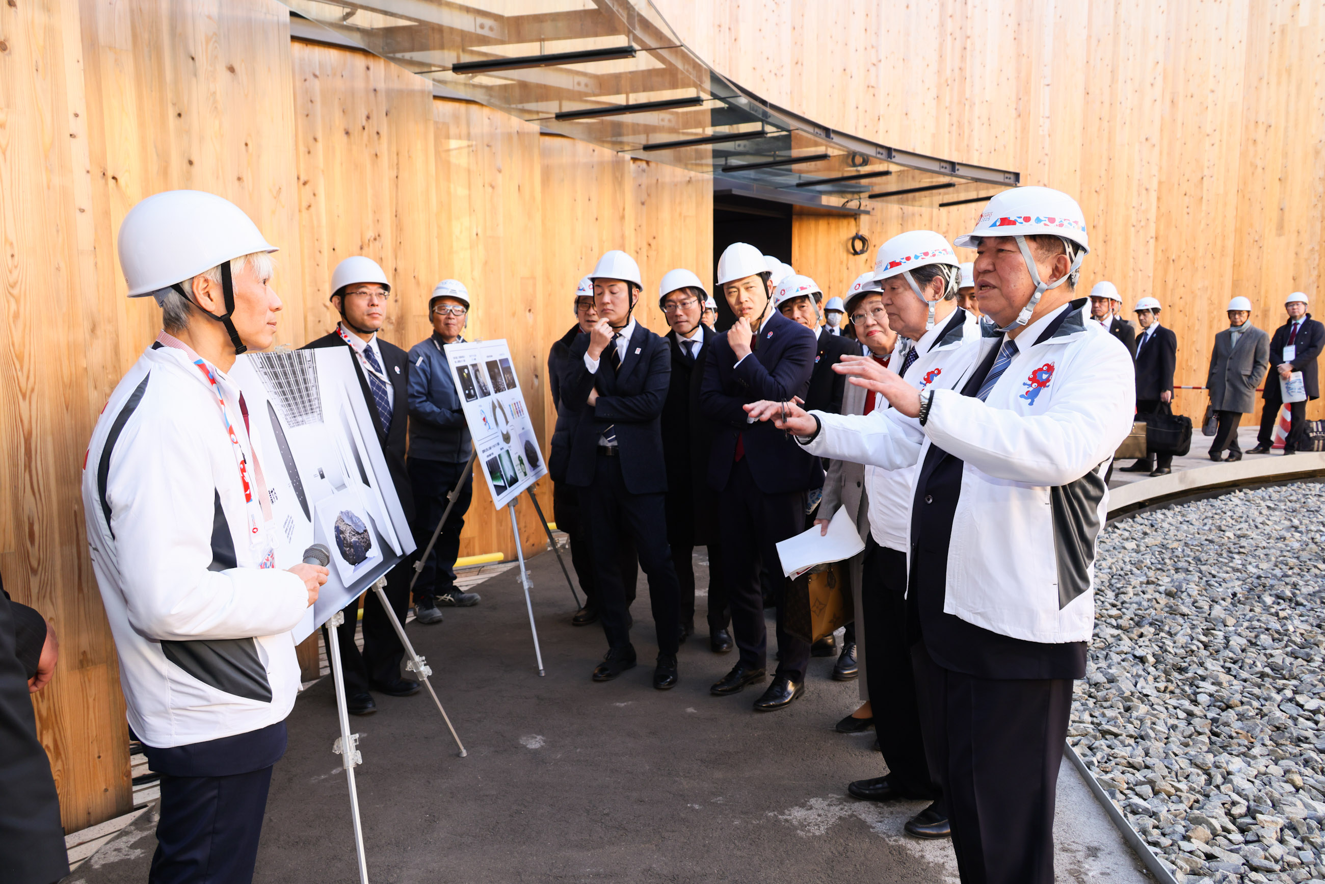日本館を視察する石破総理１