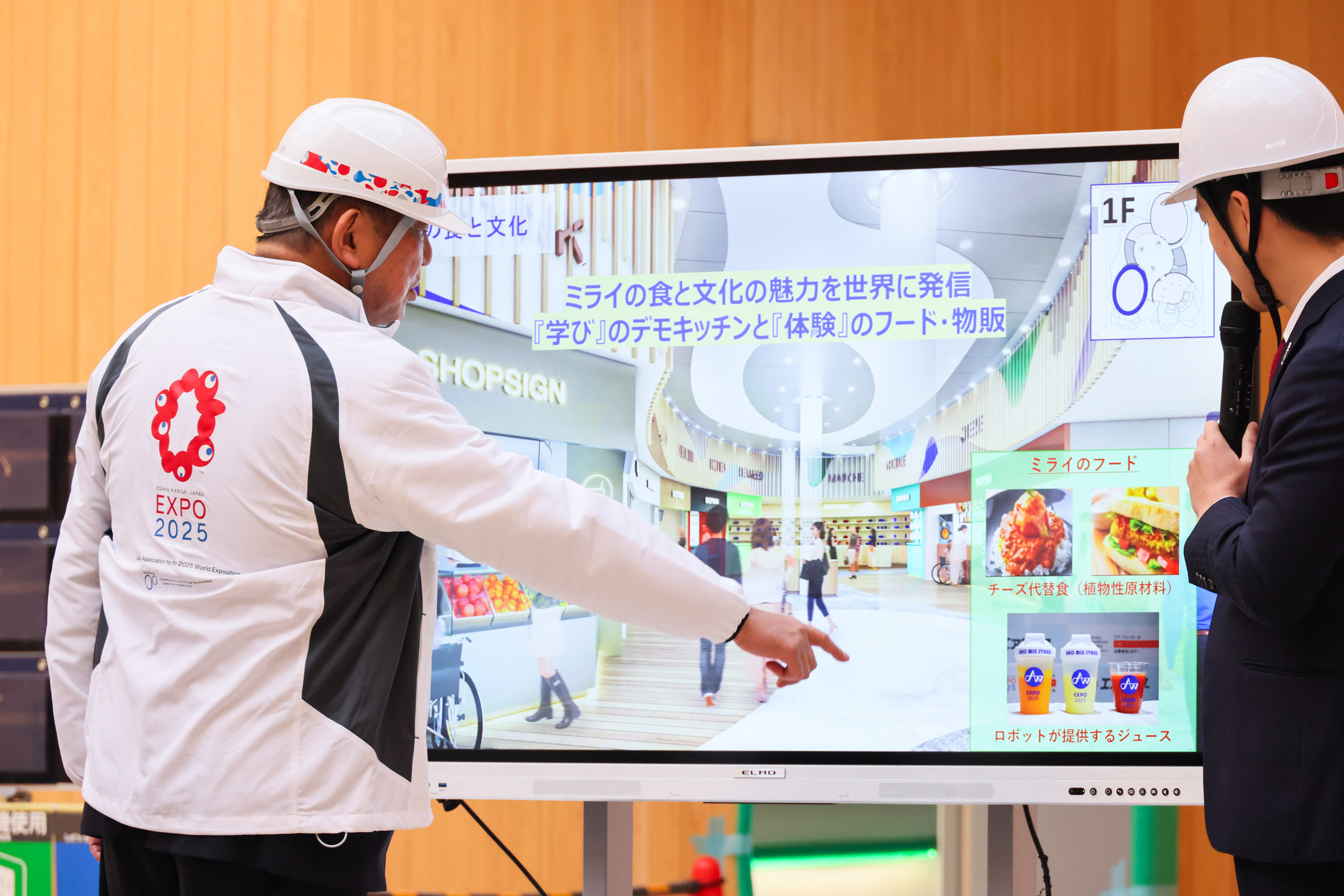 大阪ヘルスケアパビリオンを視察する石破総理２