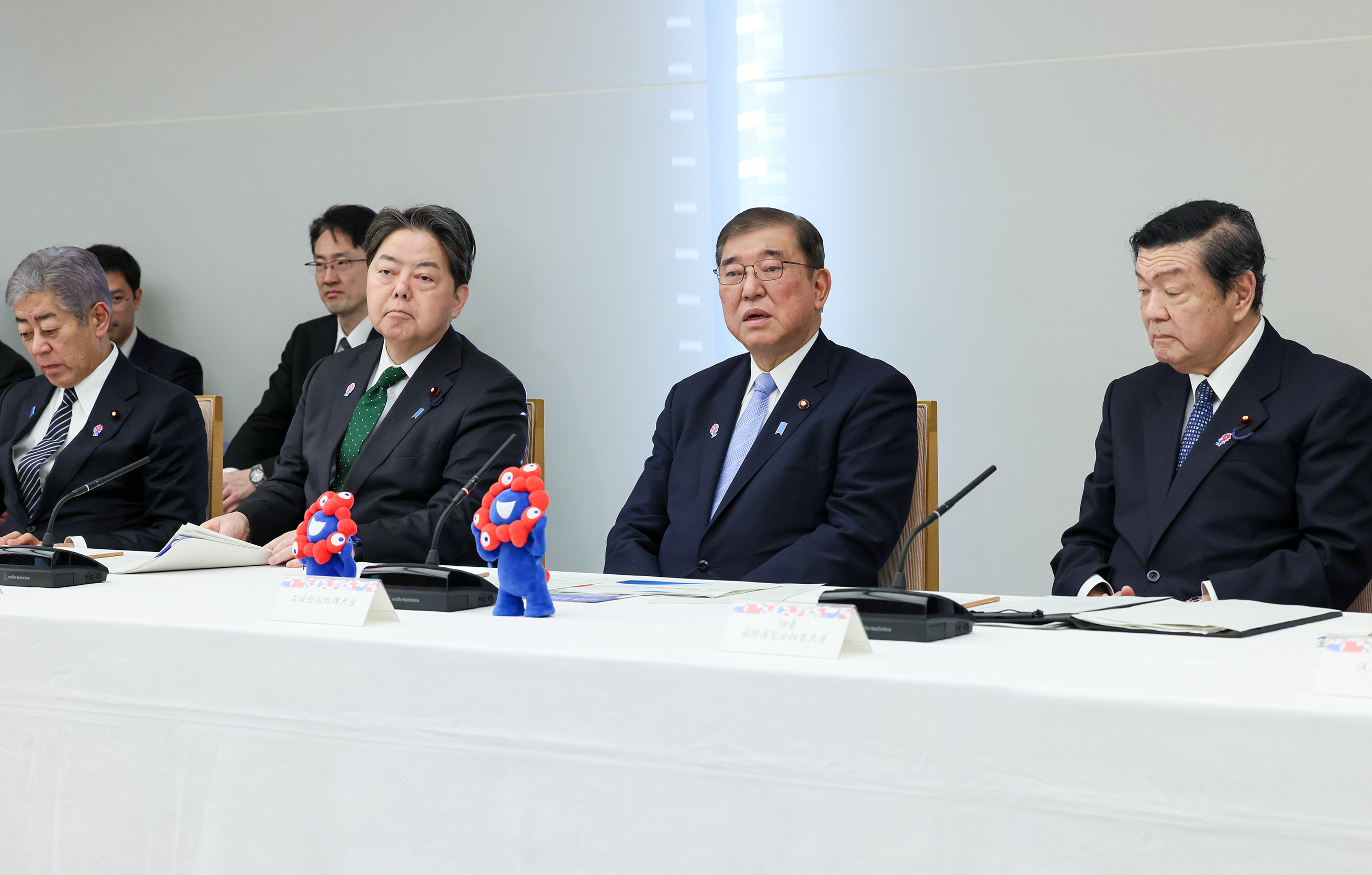 会議のまとめを行う石破総理３