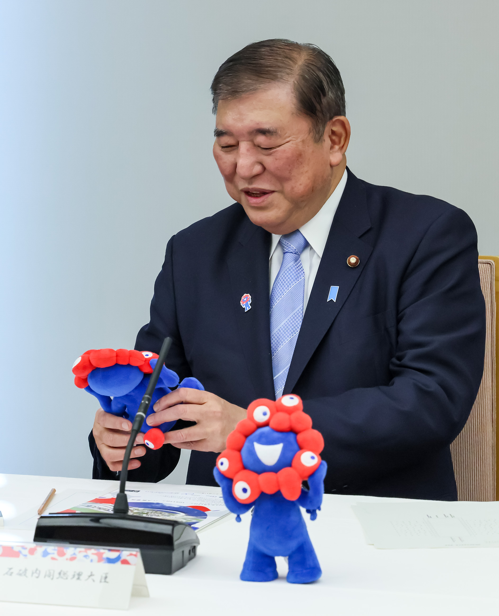 大阪・関西万博イメージキャラクター（ミャクミャク）と石破総理１