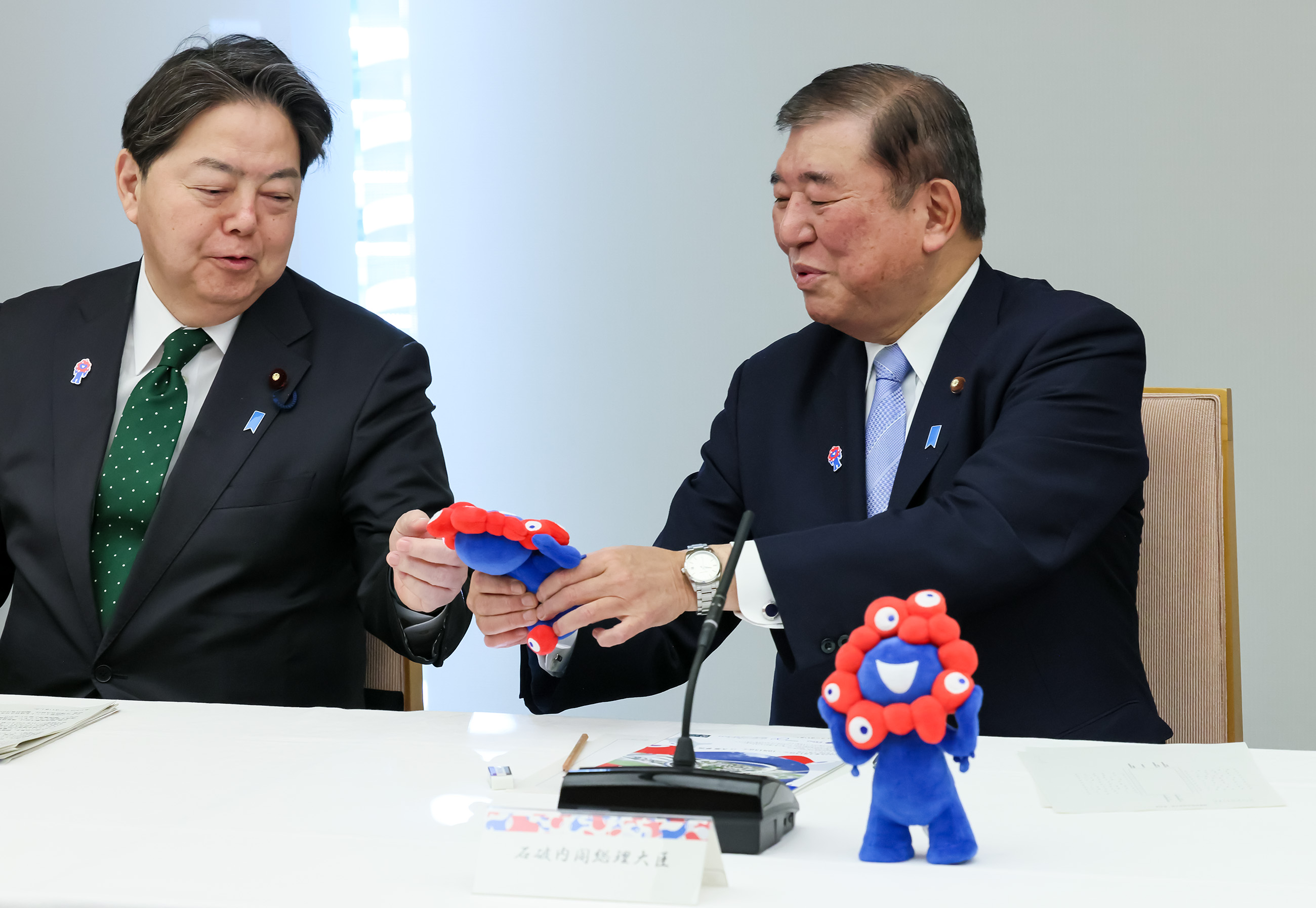 大阪・関西万博イメージキャラクター（ミャクミャク）と石破総理２