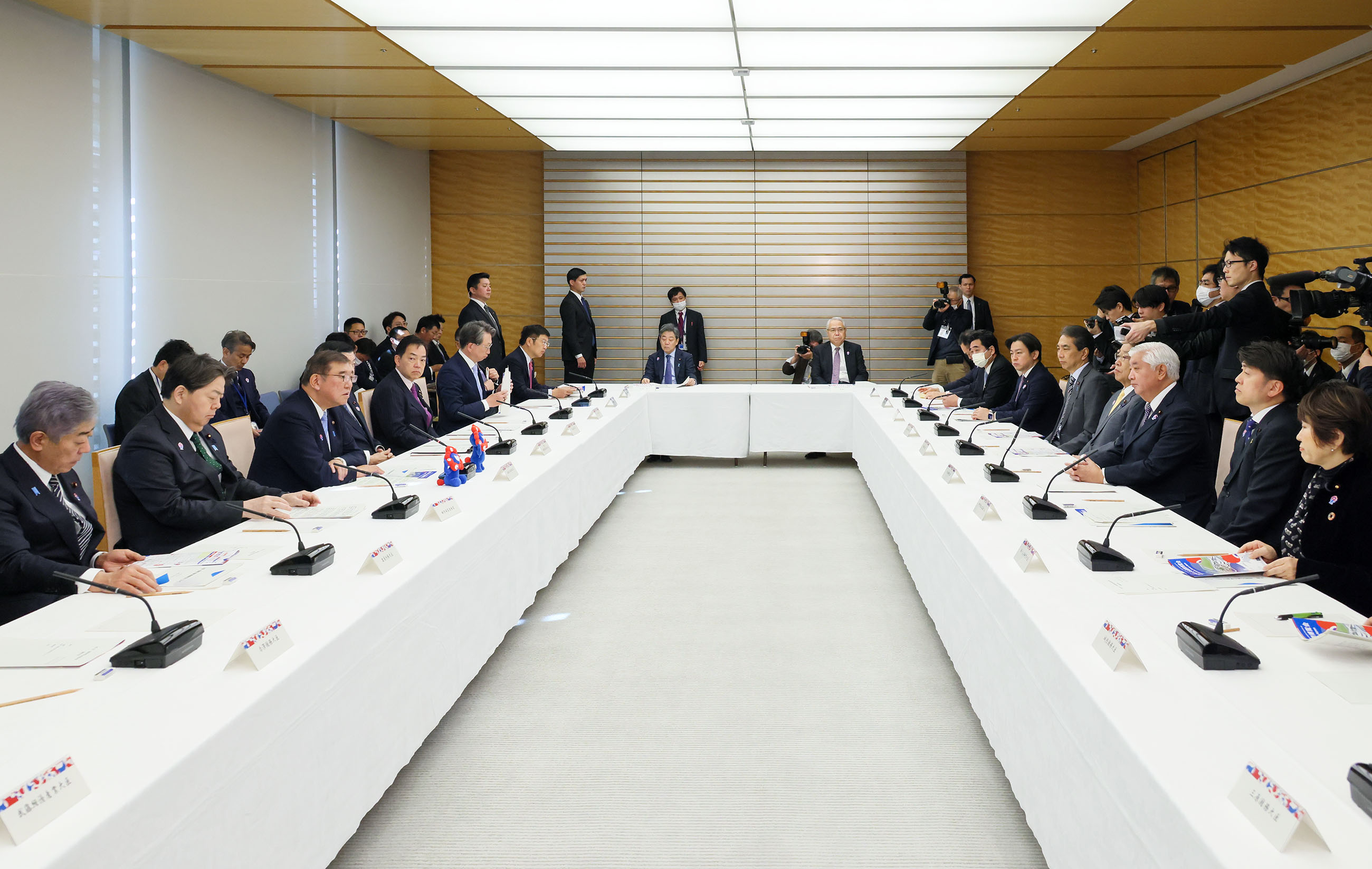 会議のまとめを行う石破総理１