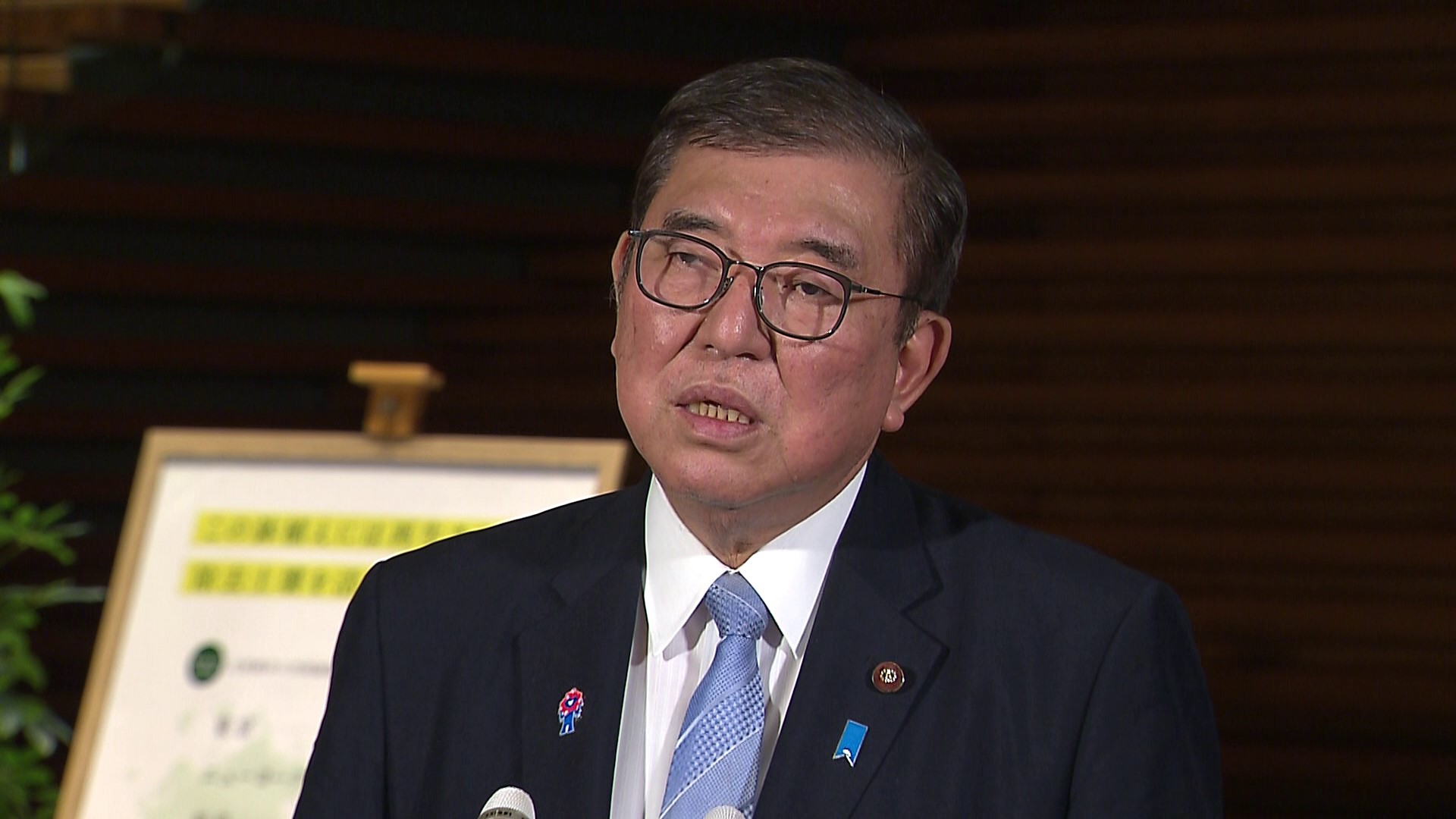 記者の質問に答える石破総理