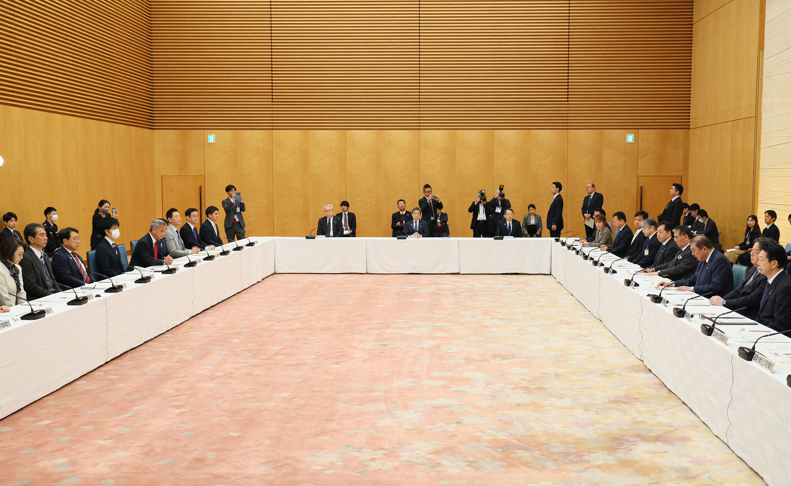 会議のまとめを行う石破総理２