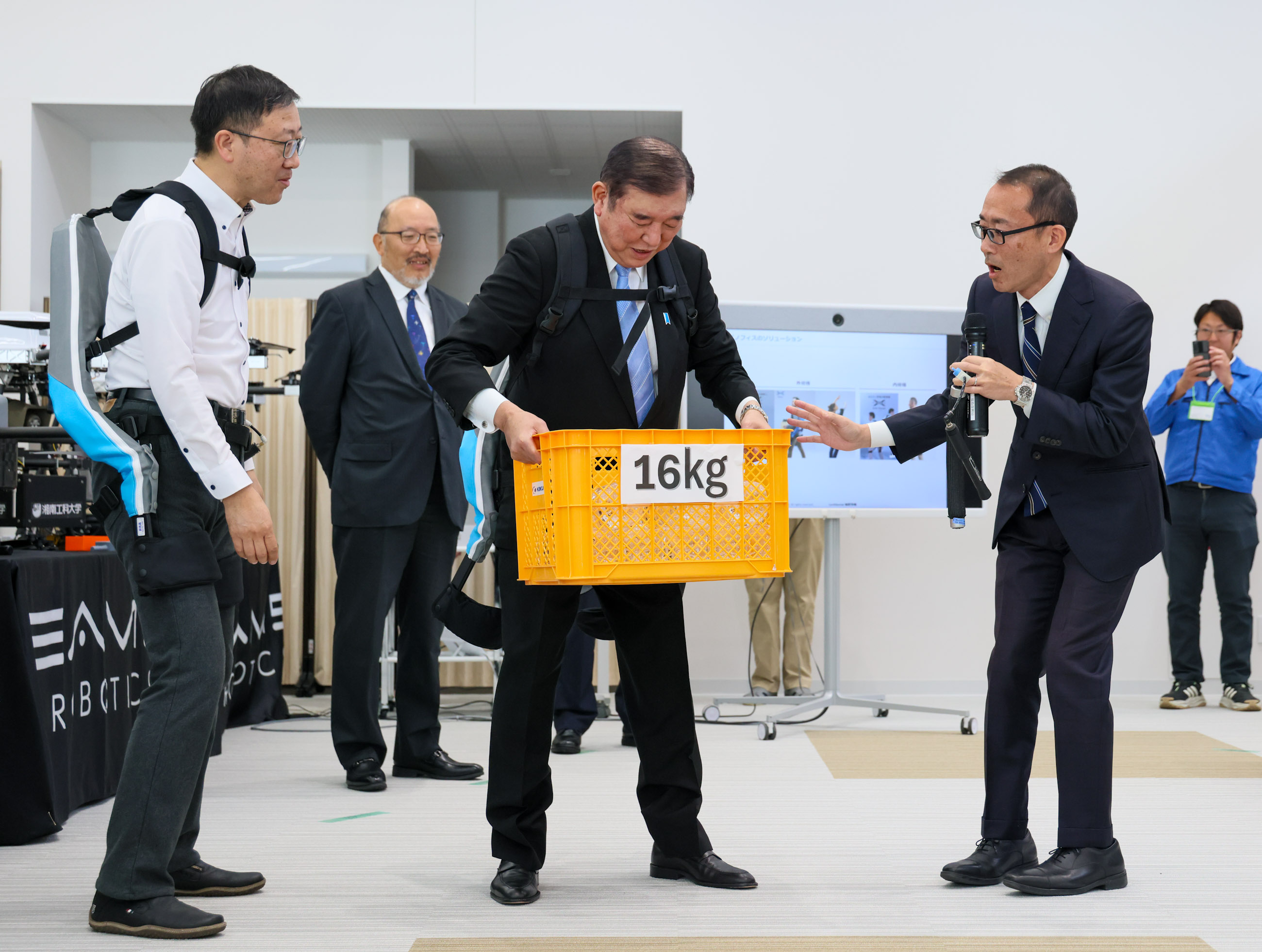 ロボット製造企業の研究開発拠点を視察する石破総理３