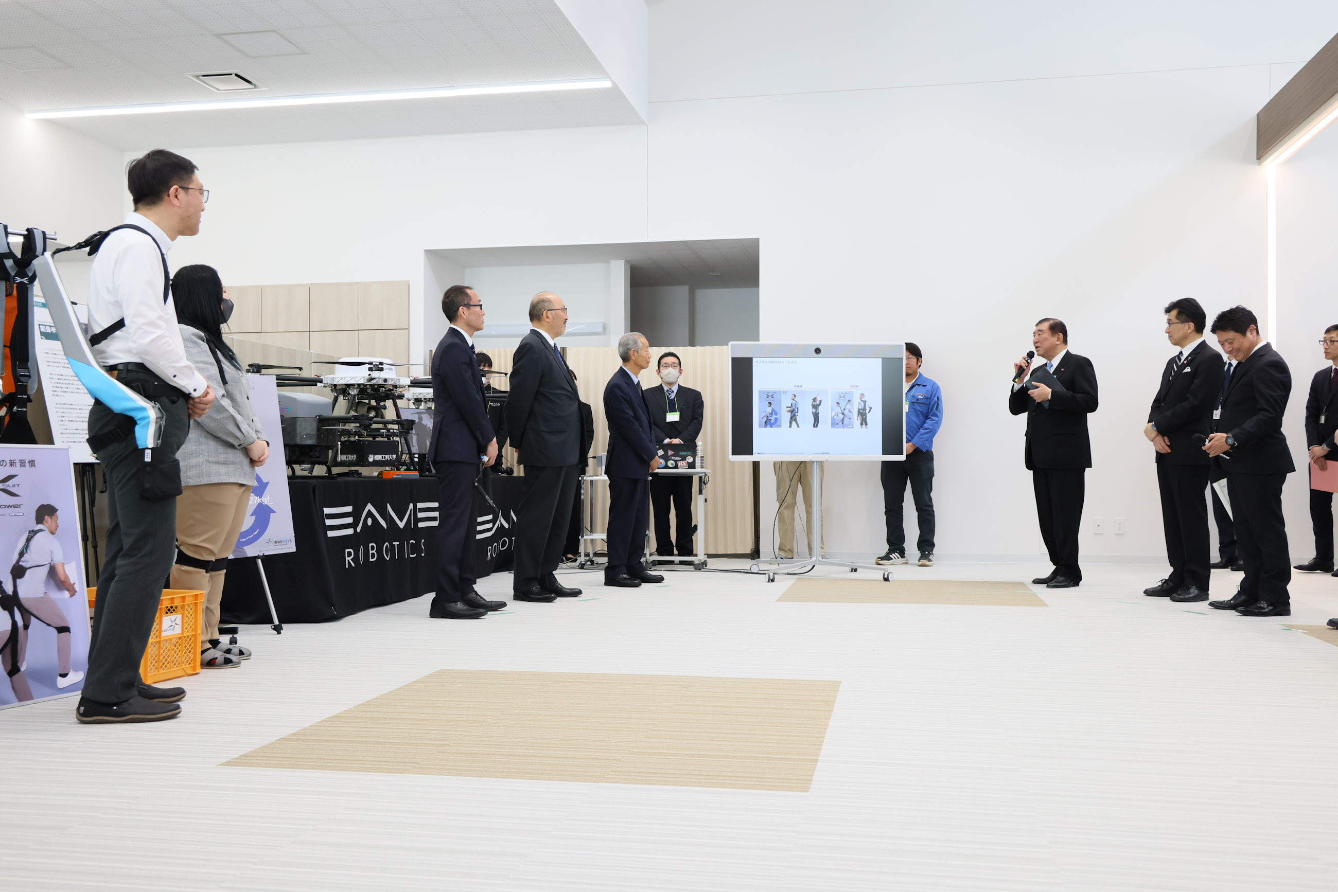 ロボット製造企業の研究開発拠点を視察する石破総理４