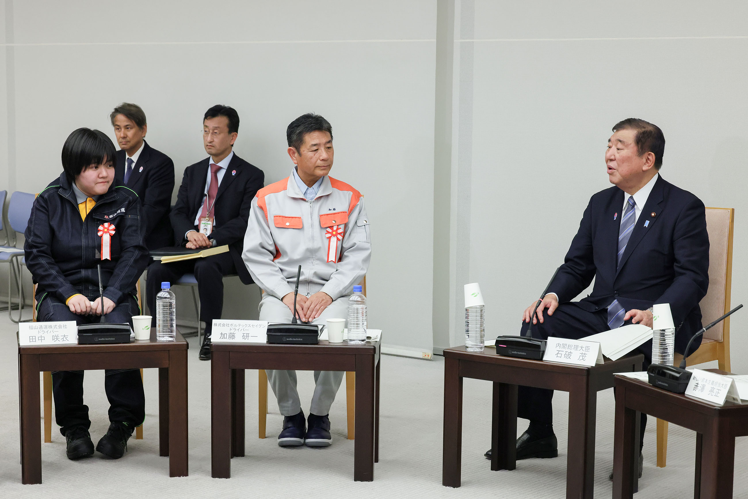 車座で発言する石破総理１