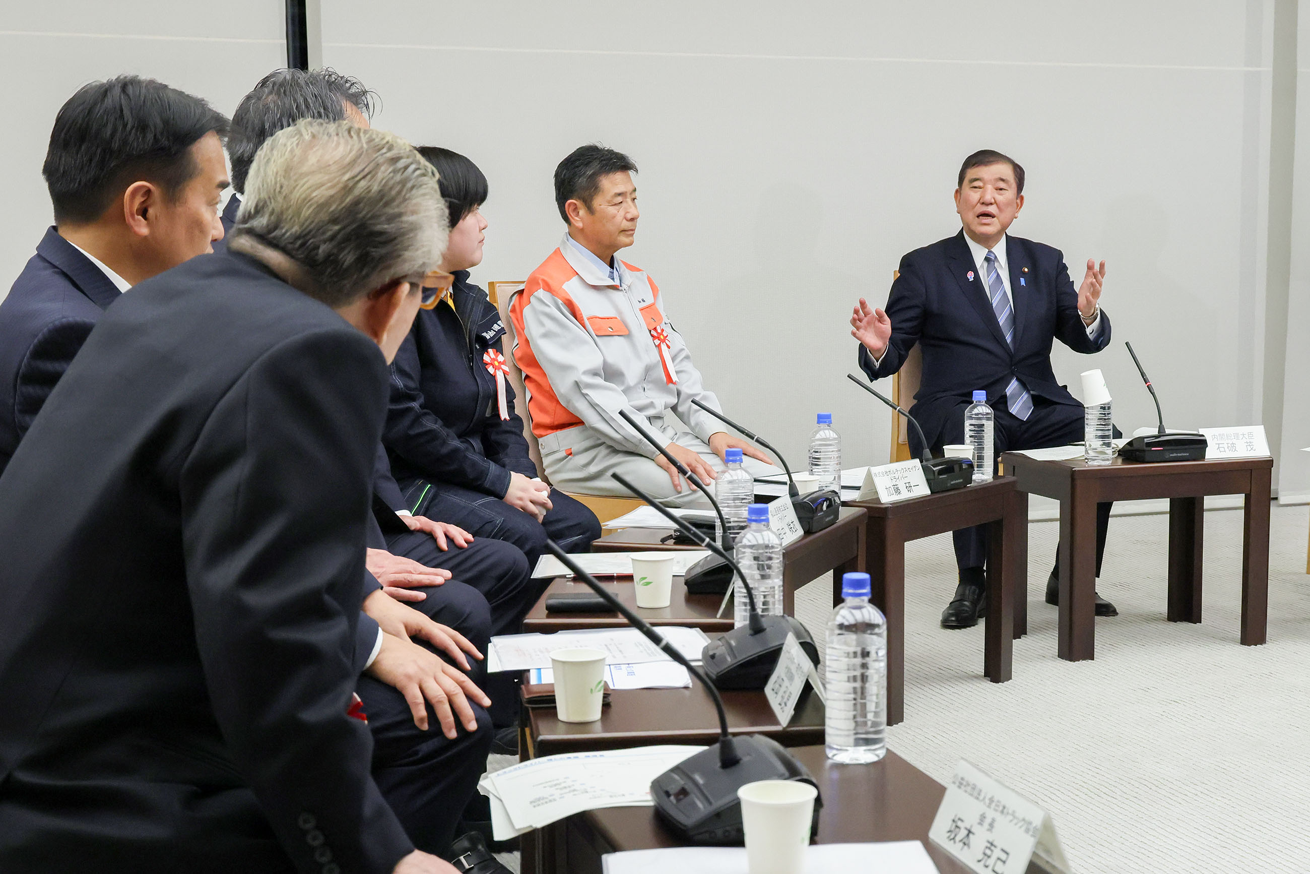 車座で発言する石破総理２