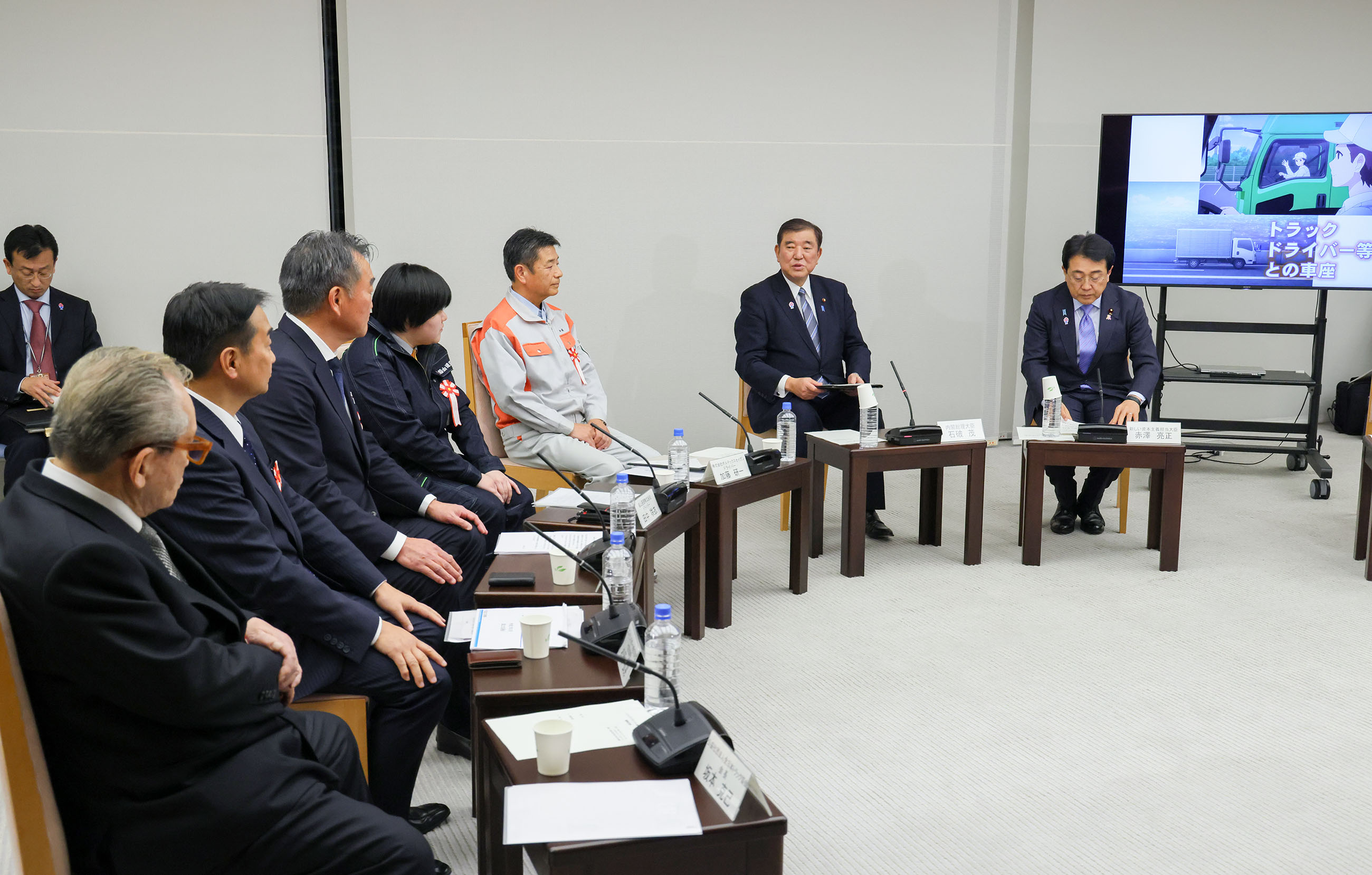 車座で発言する石破総理３