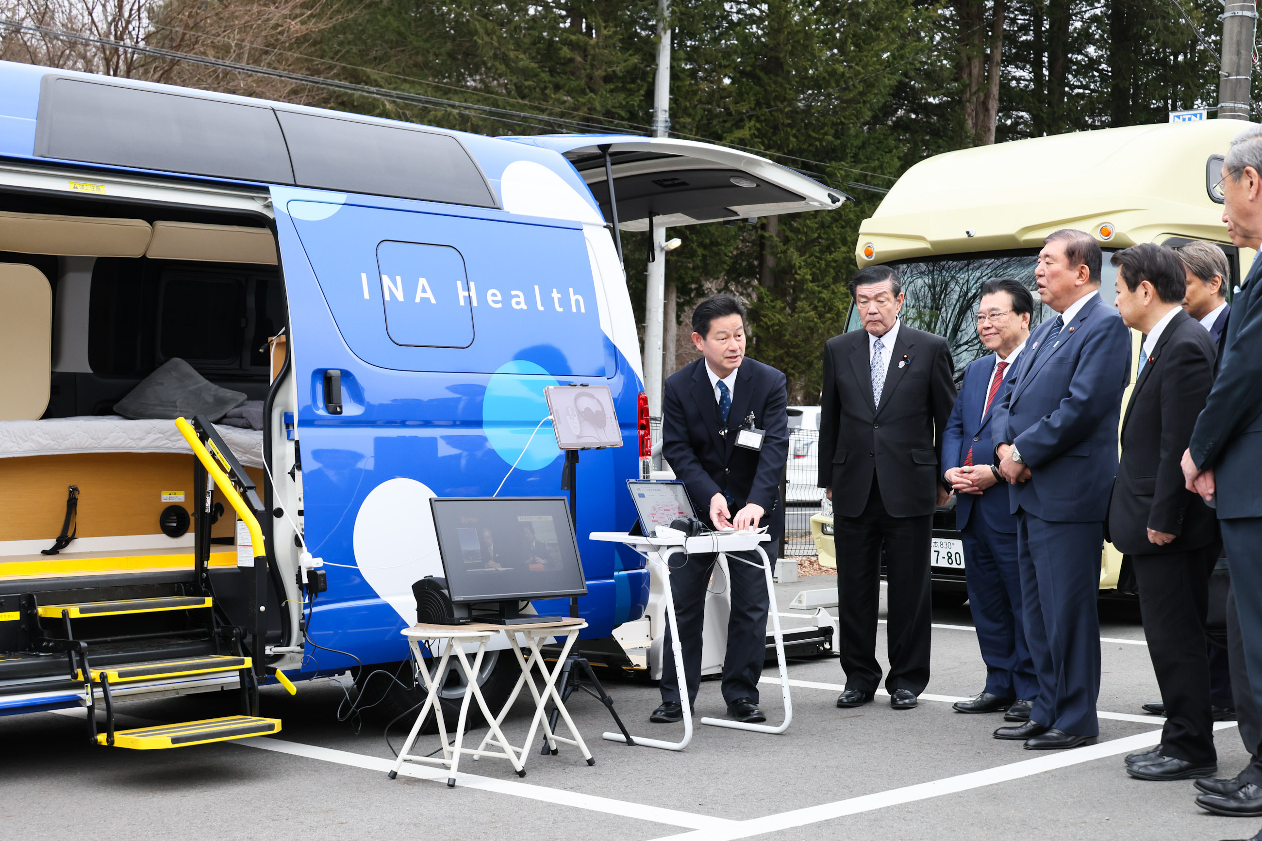モバイルクリニックを視察する石破総理２