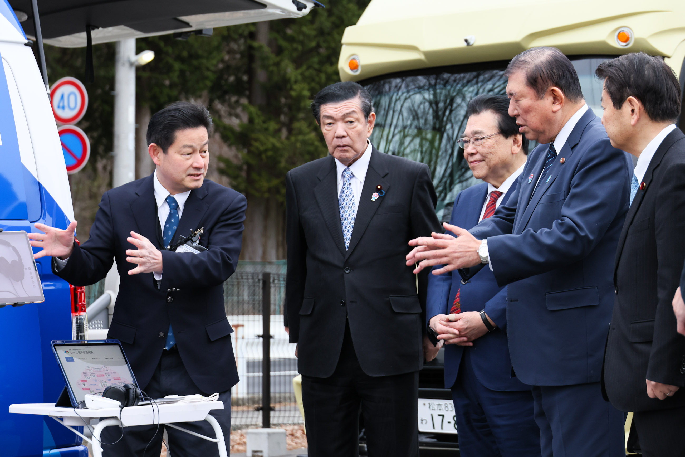 モバイルクリニックを視察する石破総理１