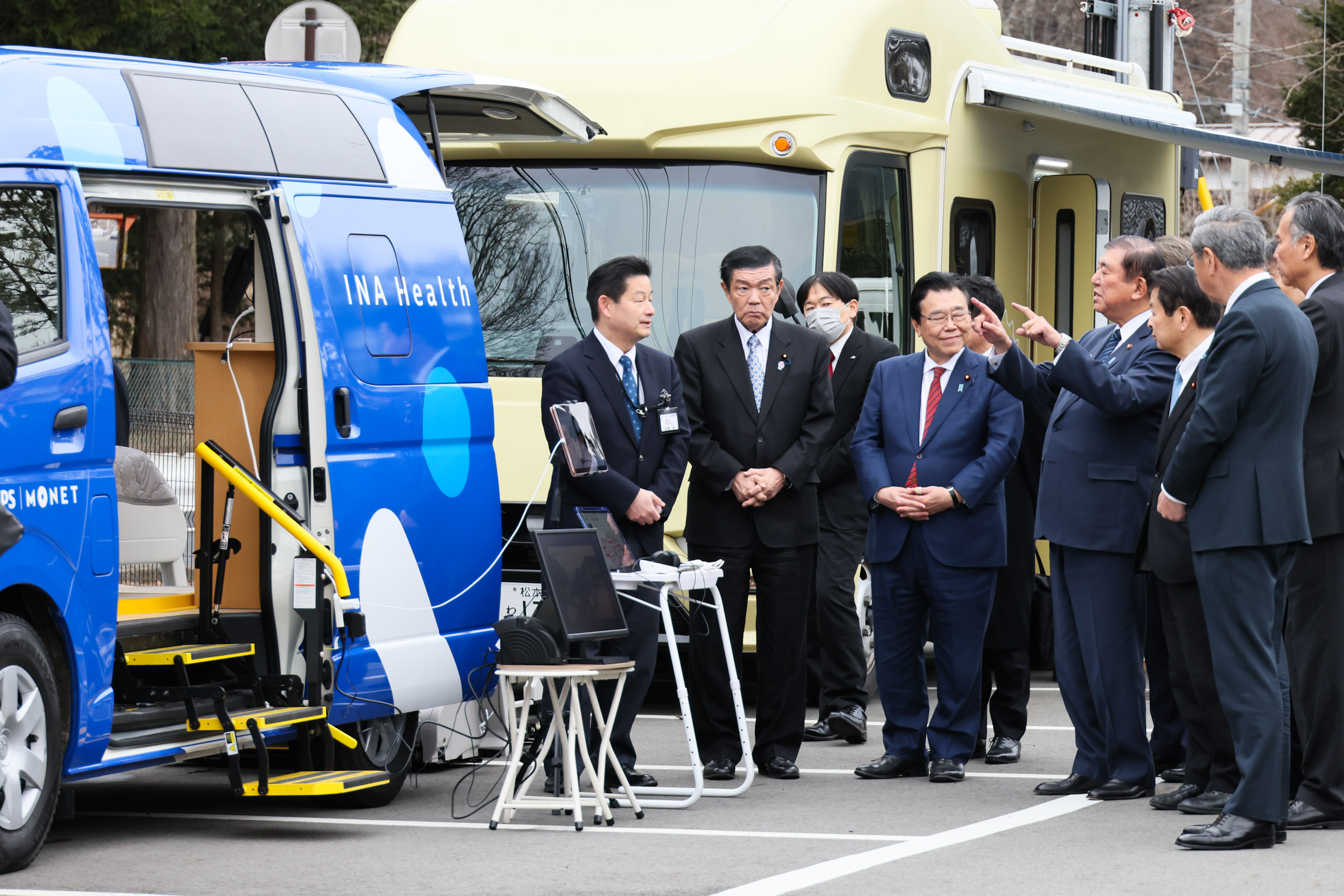 モバイルクリニックを視察する石破総理３