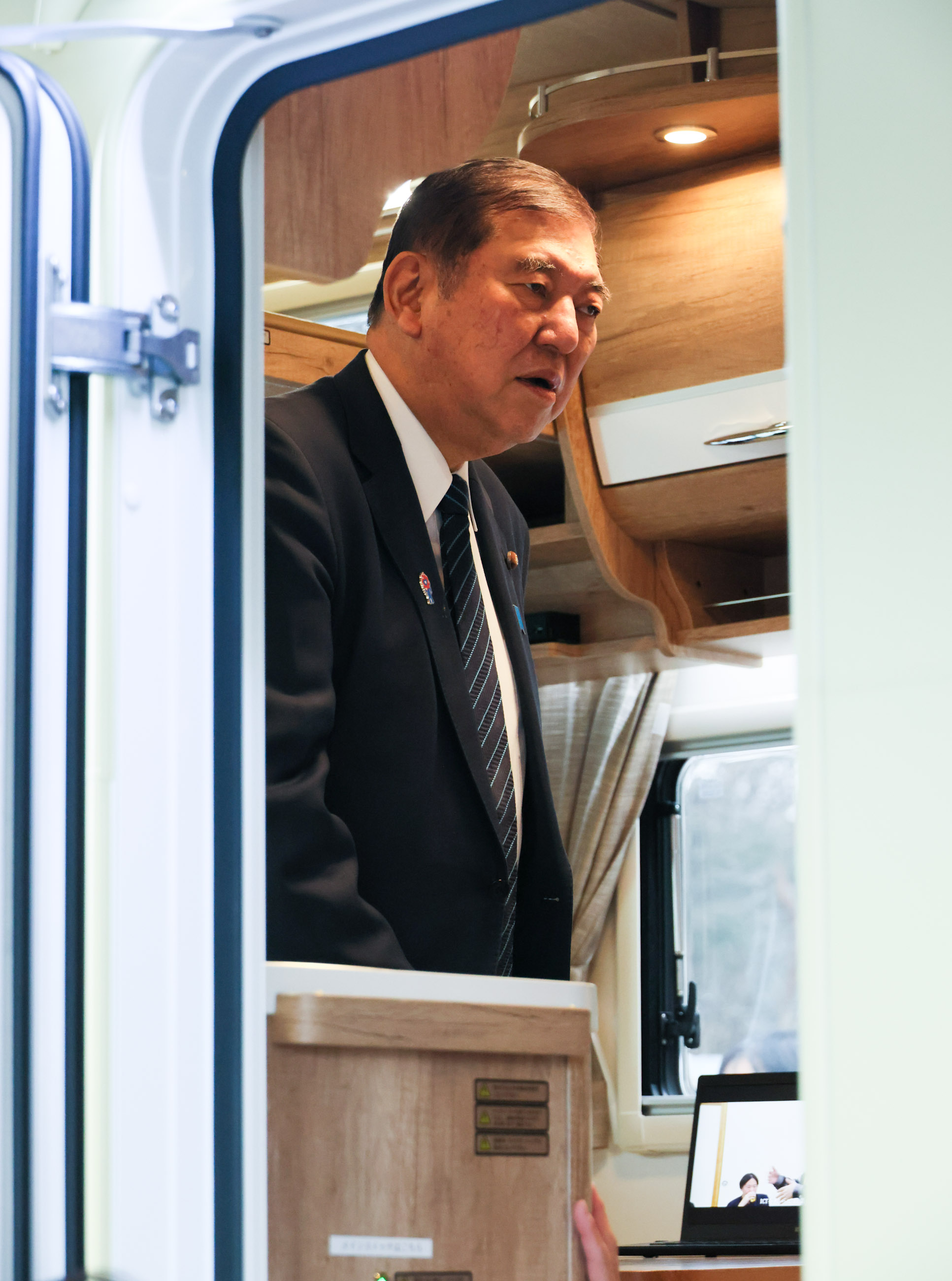 モバイルオフィスを視察する石破総理２