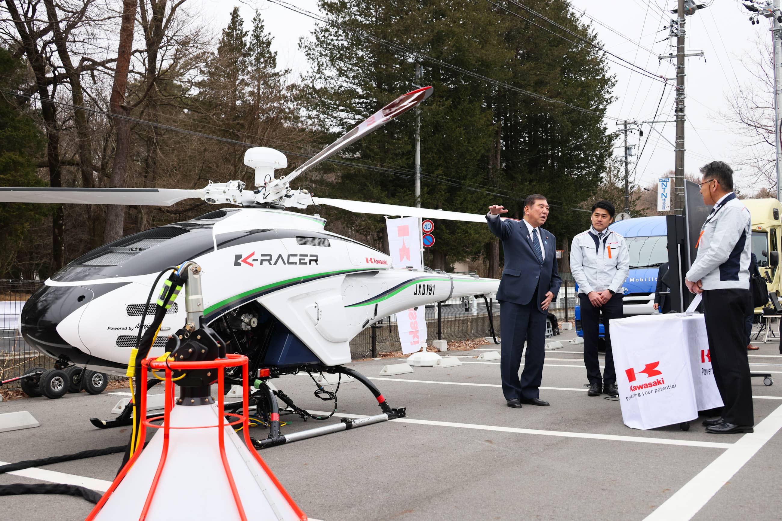 無人航空機（空の物流用モビリティ）を視察する石破総理１