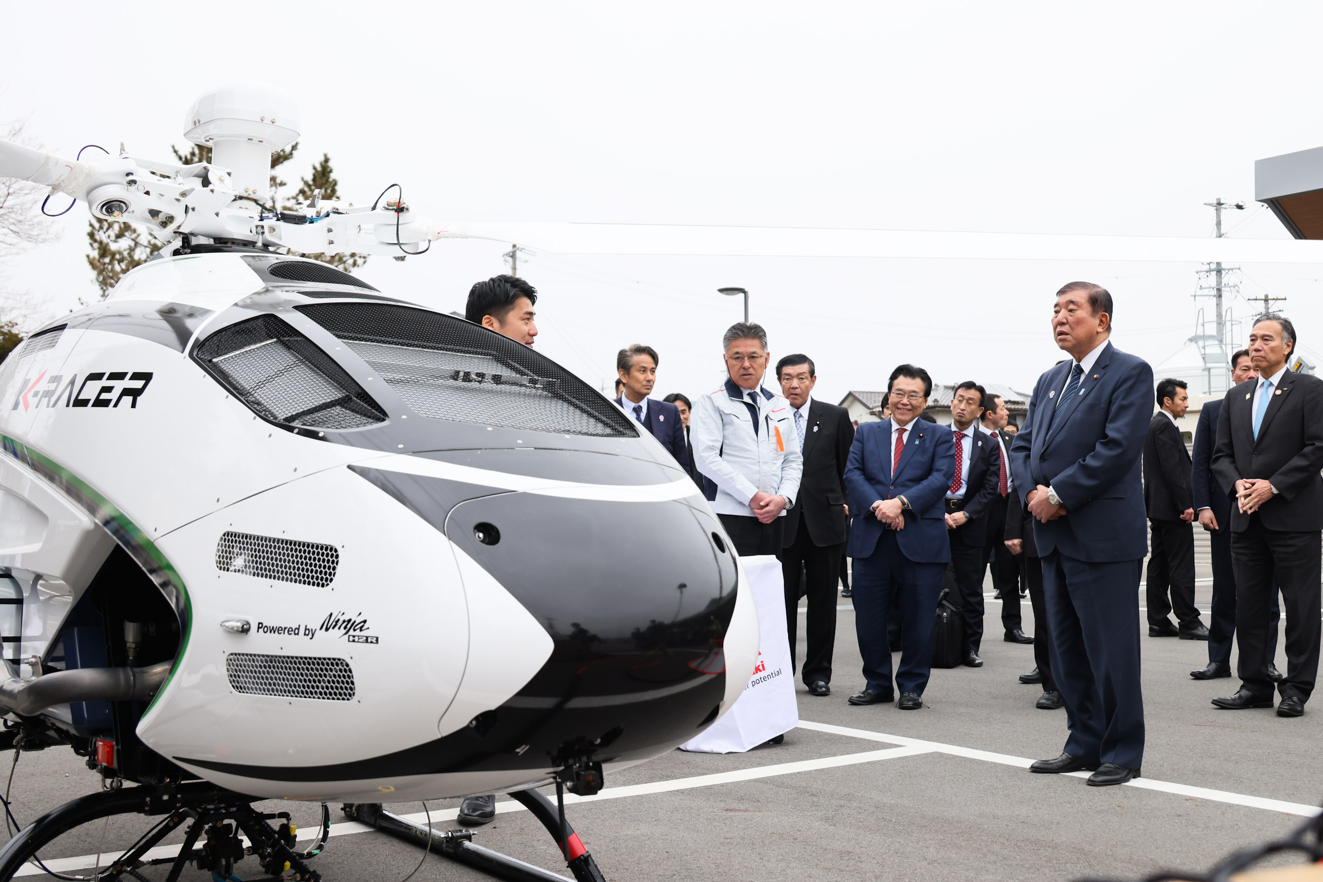 無人航空機（空の物流用モビリティ）を視察する石破総理２